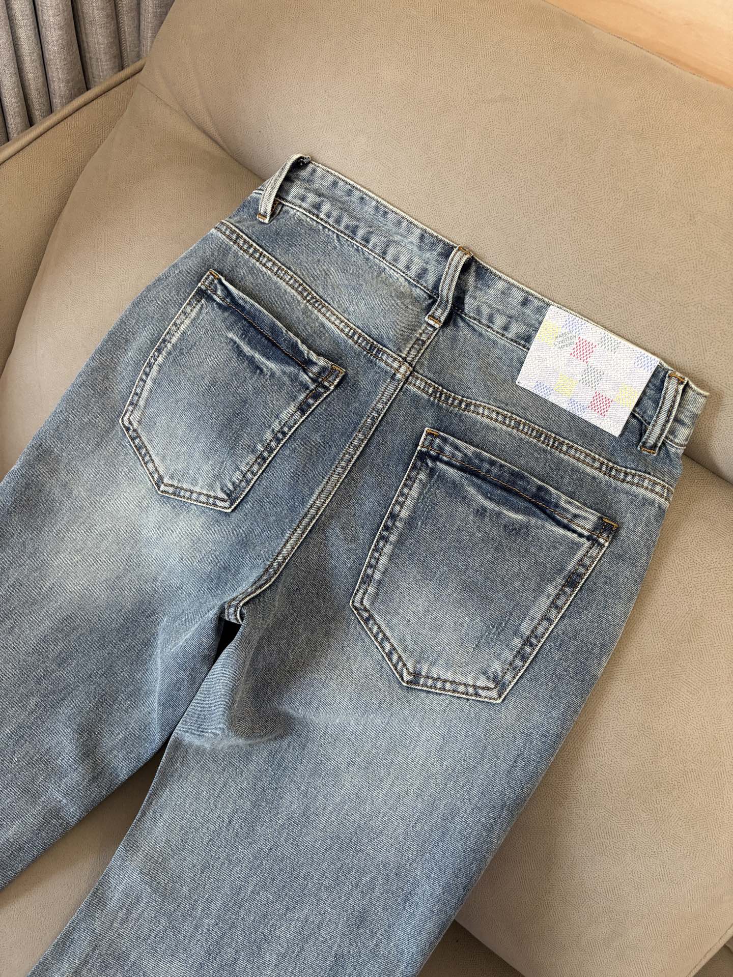 专柜🆕2026春夏设计推荐 热卖牛仔裤🆕柔软亲肤面料 奢华头层牛皮腰牌 经典蓝洗水 专柜限量款 奢华感订