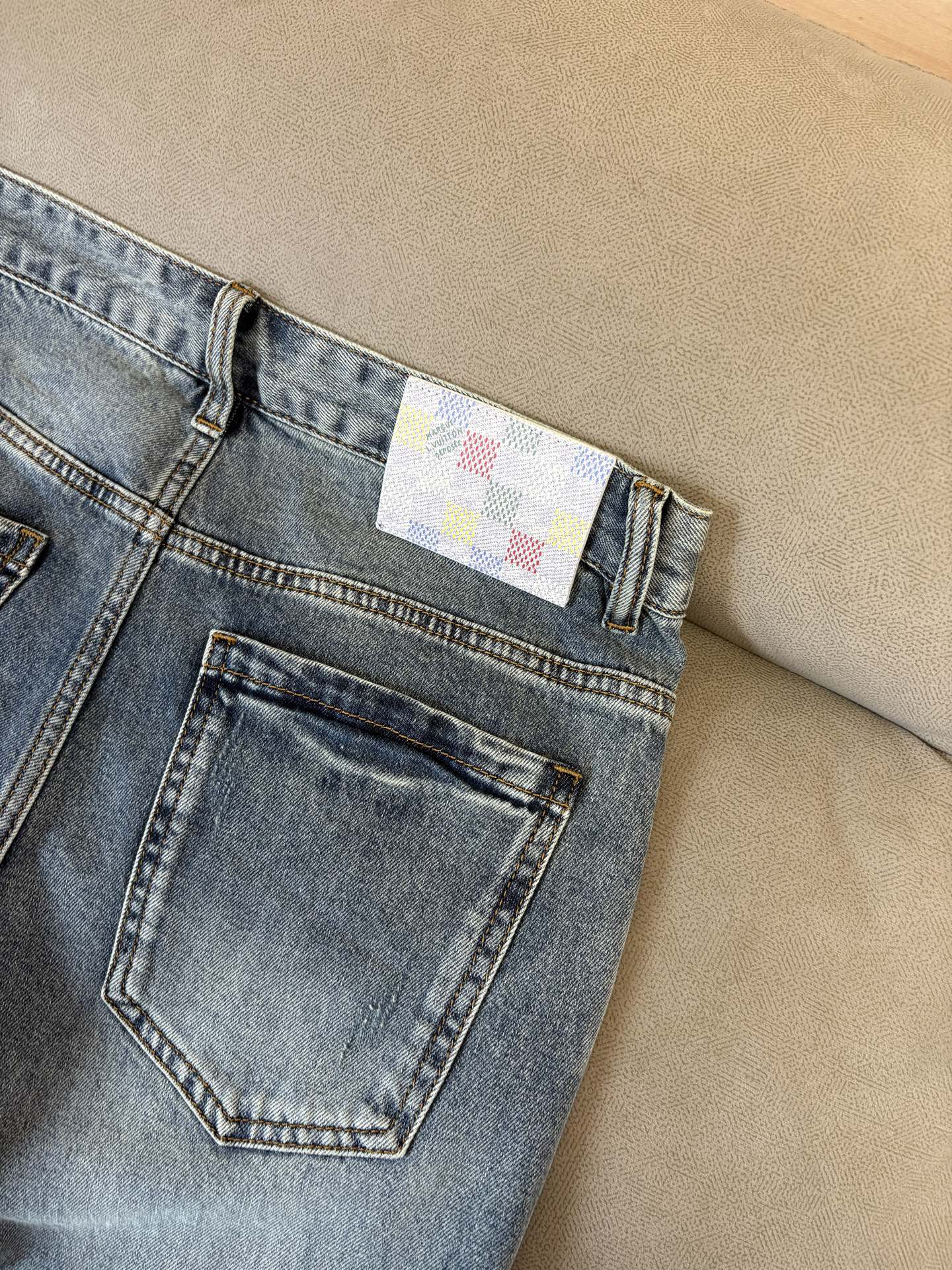 专柜🆕2026春夏设计推荐 热卖牛仔裤🆕柔软亲肤面料 奢华头层牛皮腰牌 经典蓝洗水 专柜限量款 奢华感订