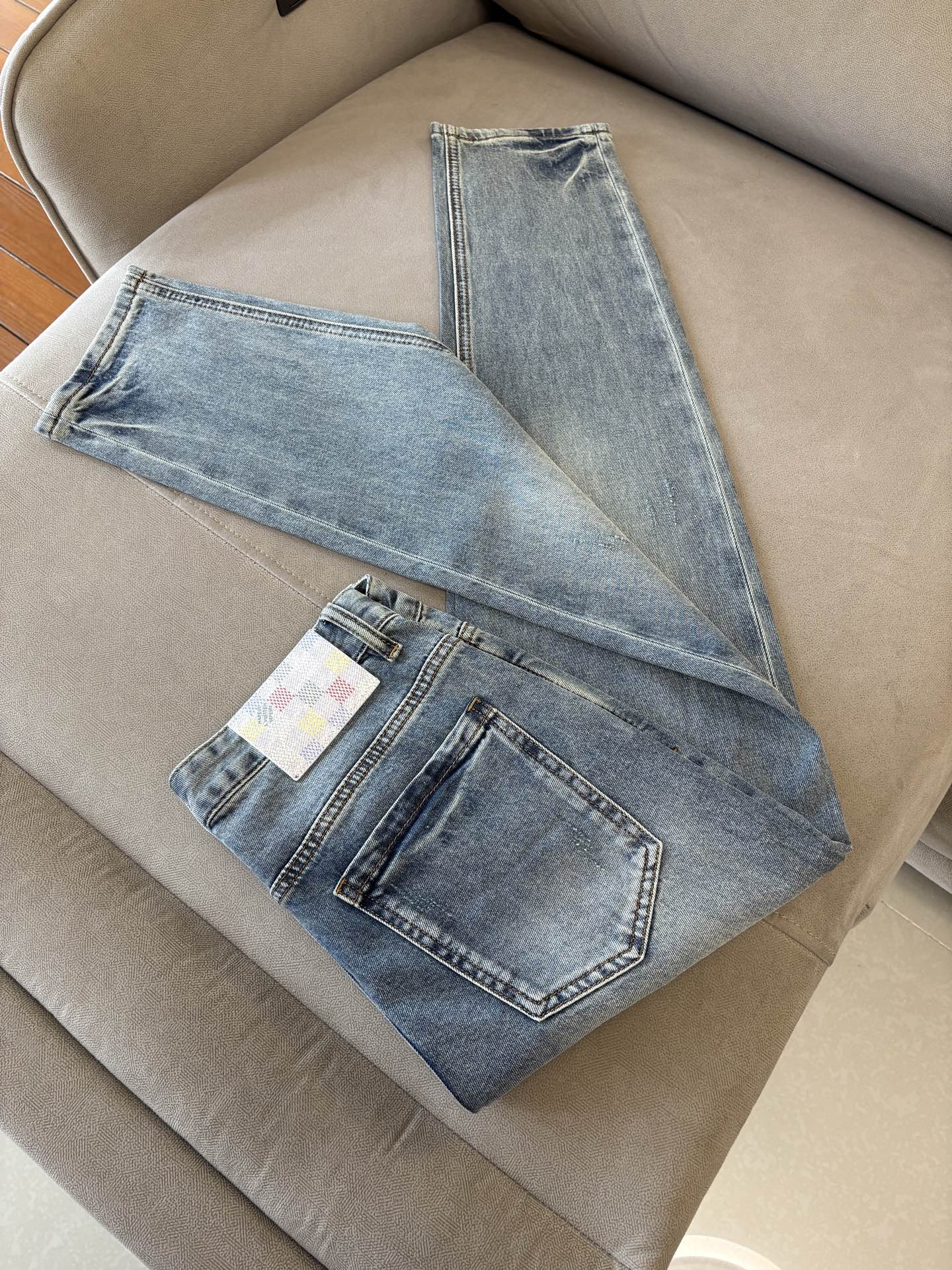 专柜🆕2026春夏设计推荐 热卖牛仔裤🆕柔软亲肤面料 奢华头层牛皮腰牌 经典蓝洗水 专柜限量款 奢华感订