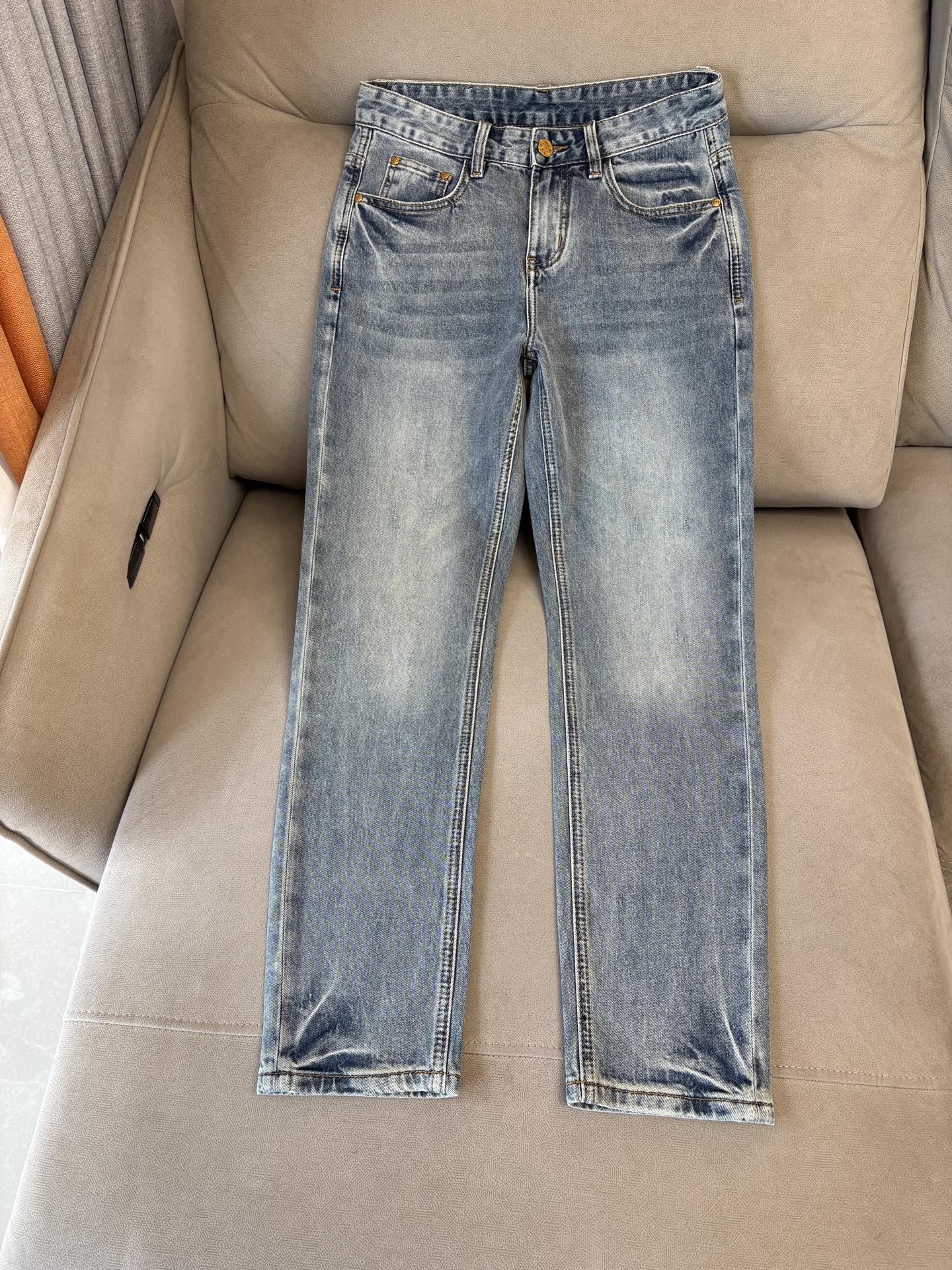 专柜🆕2026春夏设计推荐 热卖牛仔裤🆕柔软亲肤面料 奢华头层牛皮腰牌 经典蓝洗水 专柜限量款 奢华感订