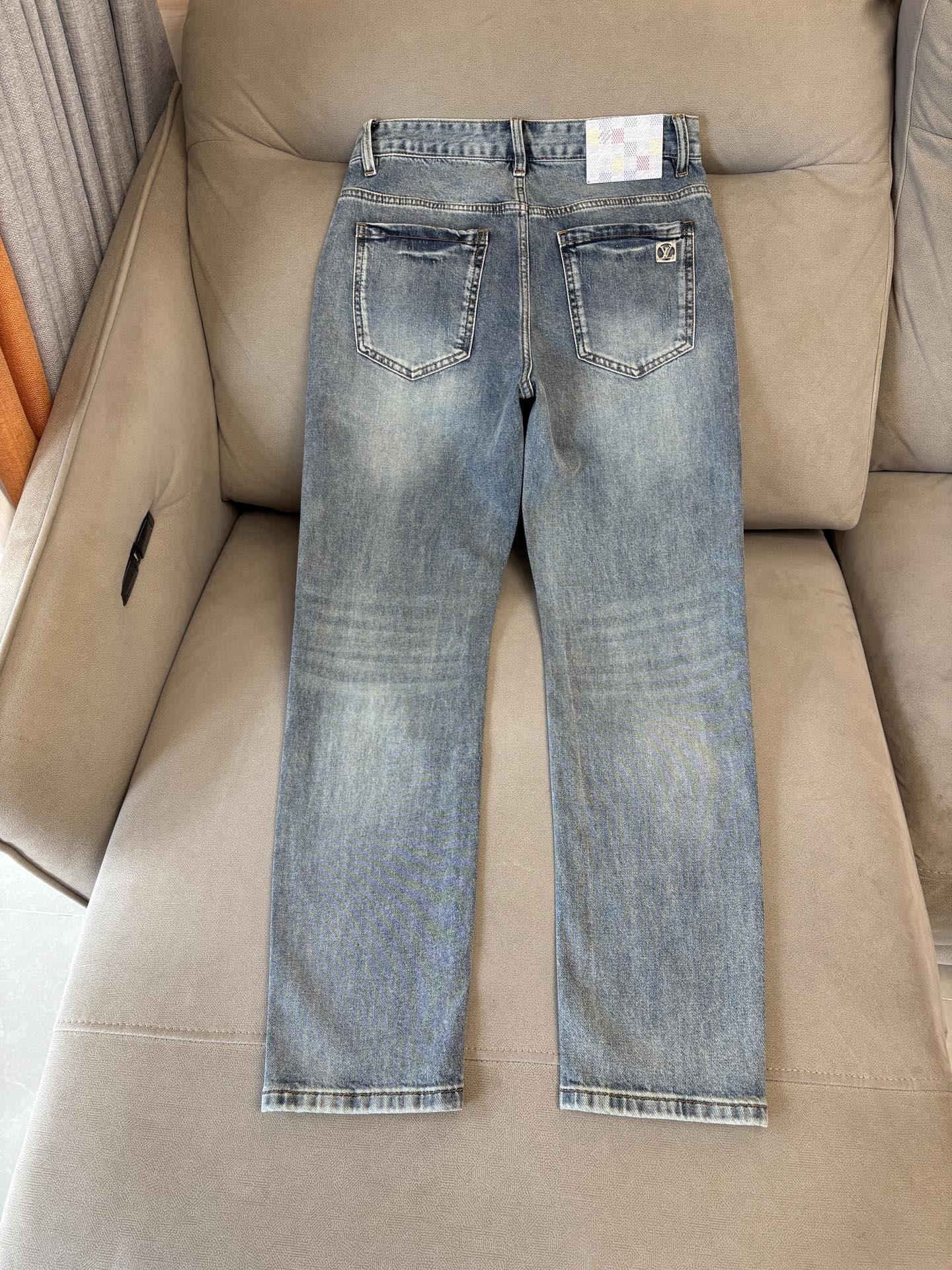 专柜🆕2026春夏设计推荐 热卖牛仔裤🆕柔软亲肤面料 奢华头层牛皮腰牌 经典蓝洗水 专柜限量款 奢华感订