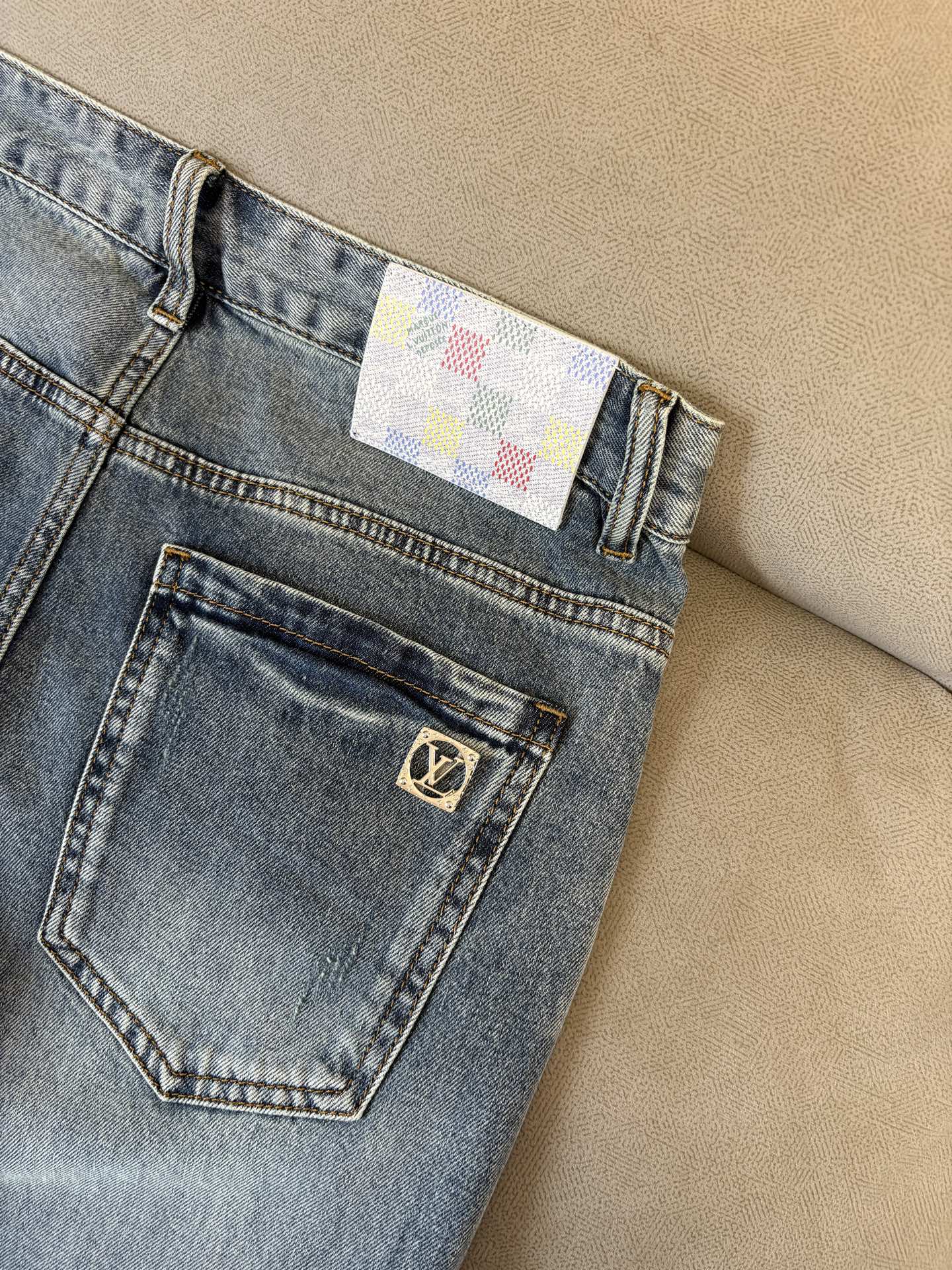 专柜🆕2026春夏设计推荐 热卖牛仔裤🆕柔软亲肤面料 奢华头层牛皮腰牌 经典蓝洗水 专柜限量款 奢华感订