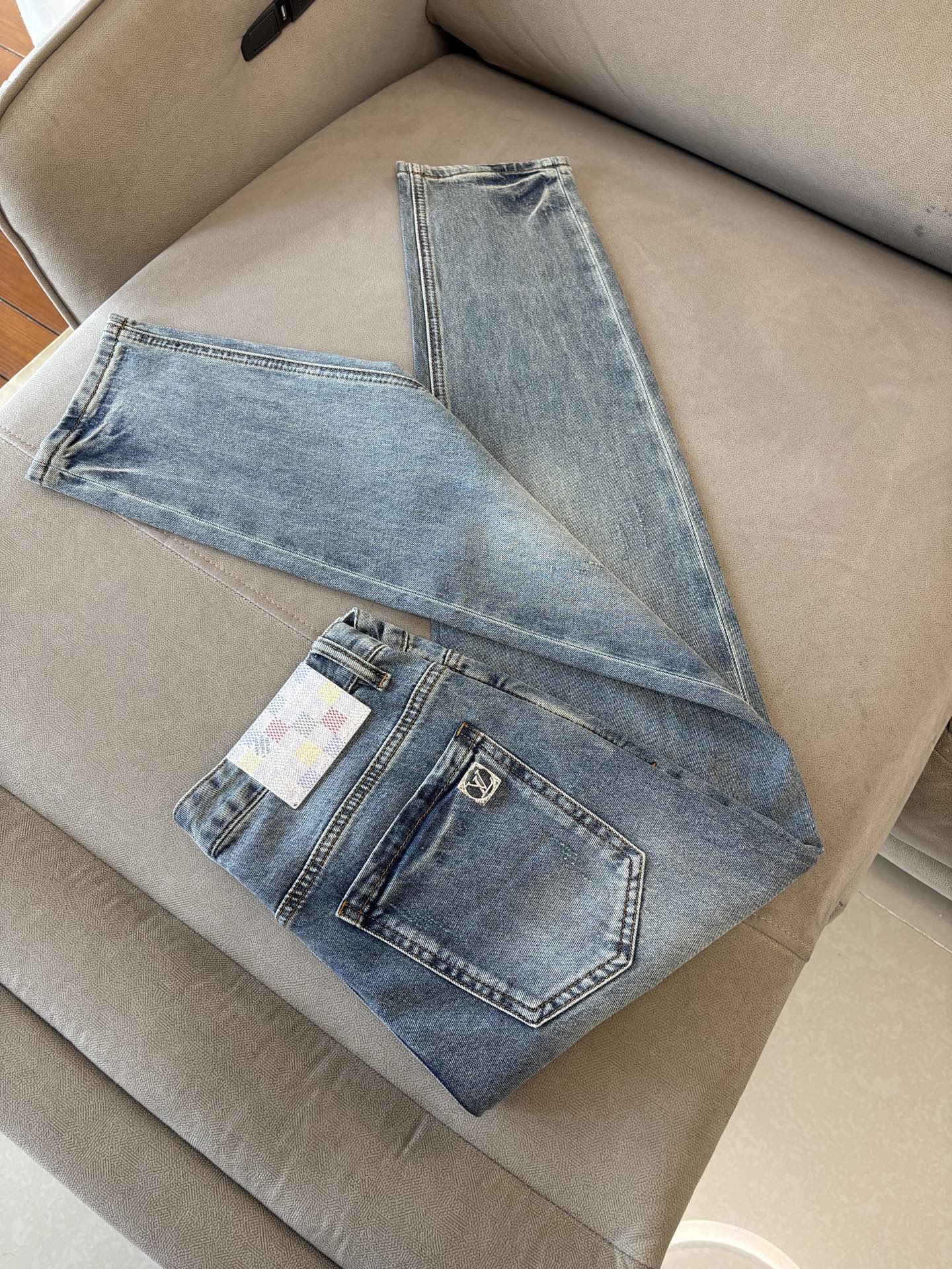 专柜🆕2026春夏设计推荐 热卖牛仔裤🆕柔软亲肤面料 奢华头层牛皮腰牌 经典蓝洗水 专柜限量款 奢华感订
