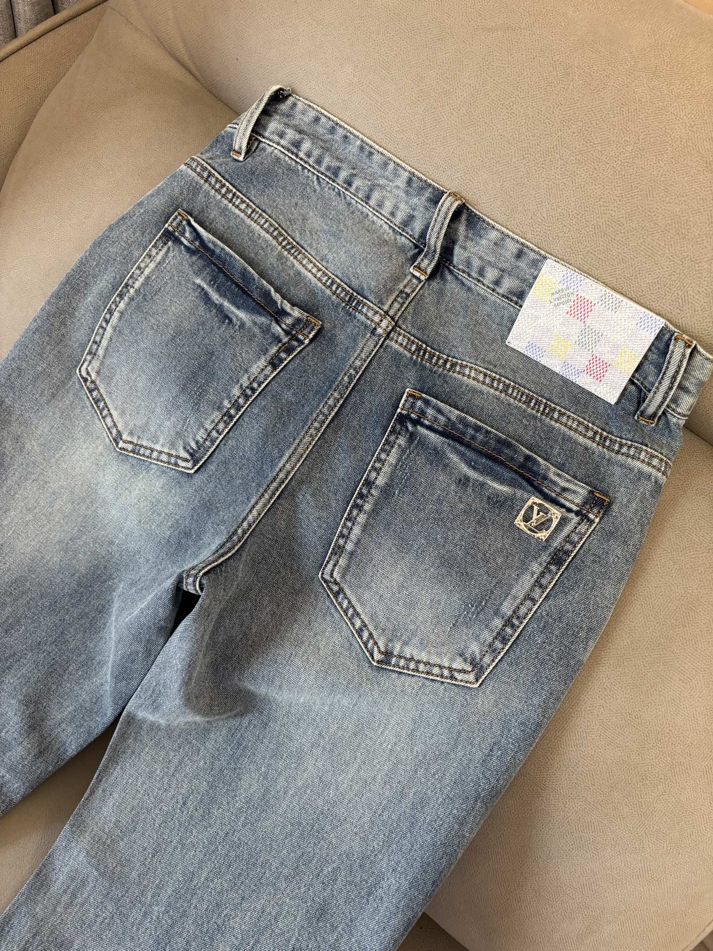 专柜🆕2026春夏设计推荐 热卖牛仔裤🆕柔软亲肤面料 奢华头层牛皮腰牌 经典蓝洗水 专柜限量款 奢华感订