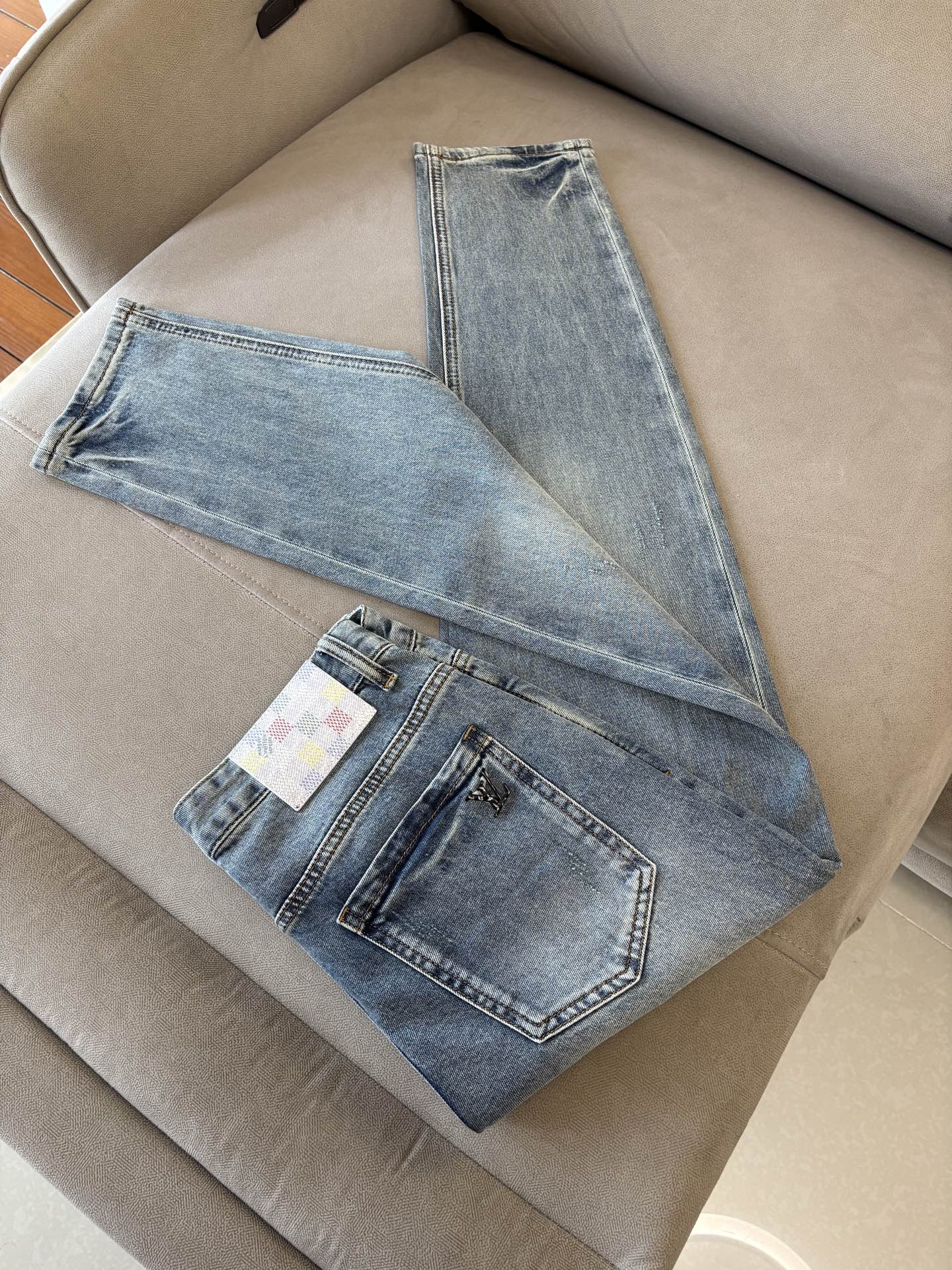 专柜🆕2026春夏设计推荐 热卖牛仔裤🆕柔软亲肤面料 奢华头层牛皮腰牌 经典蓝洗水 专柜限量款 奢华感订