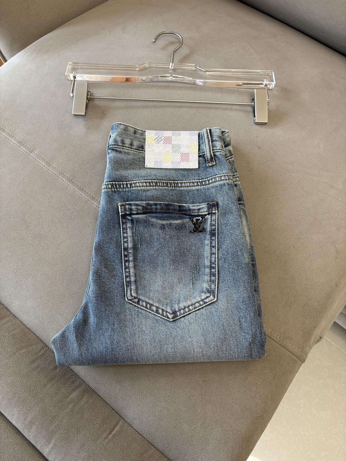 专柜🆕2026春夏设计推荐 热卖牛仔裤🆕柔软亲肤面料 奢华头层牛皮腰牌 经典蓝洗水 专柜限量款 奢华感订