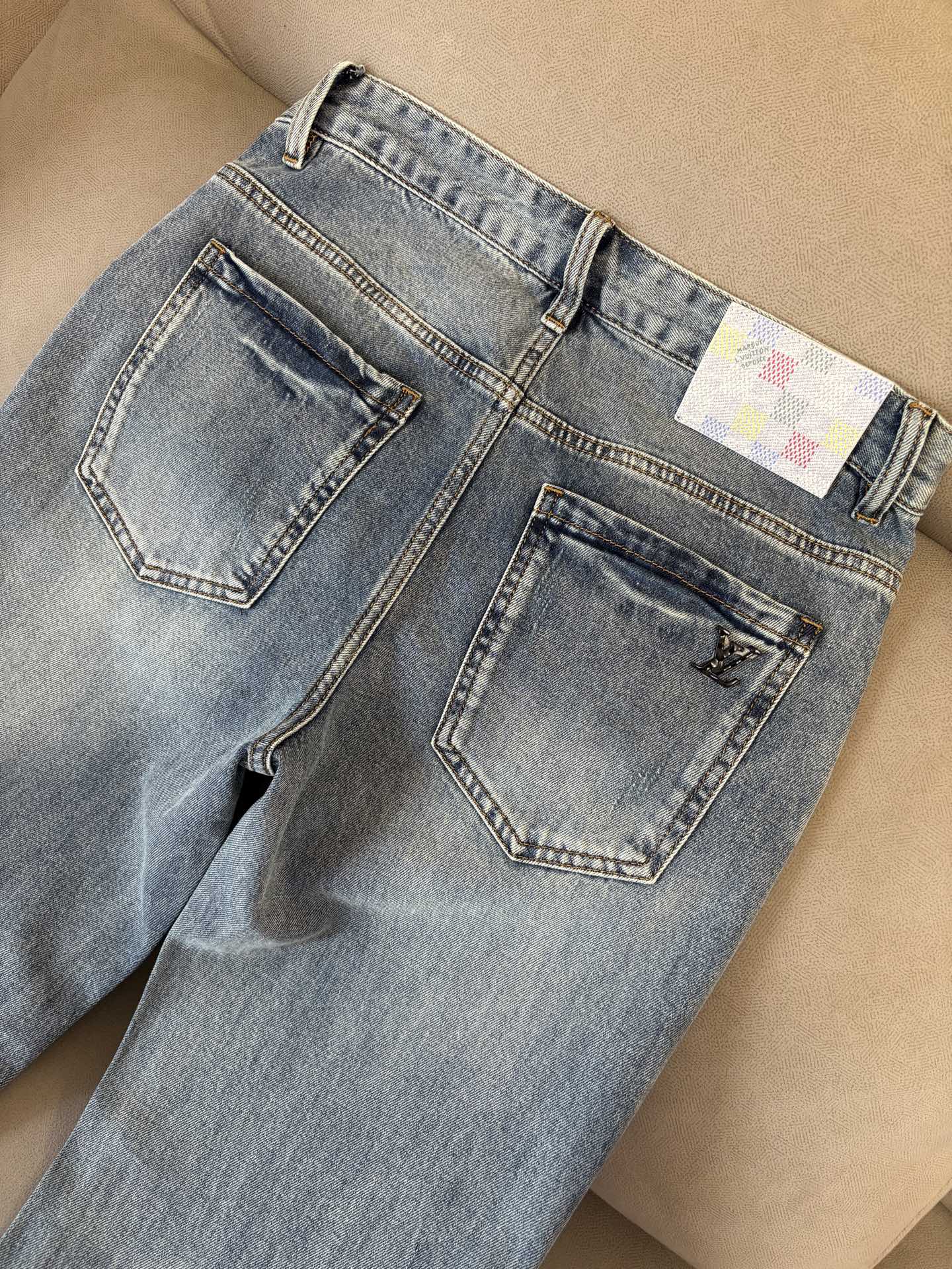 专柜🆕2026春夏设计推荐 热卖牛仔裤🆕柔软亲肤面料 奢华头层牛皮腰牌 经典蓝洗水 专柜限量款 奢华感订