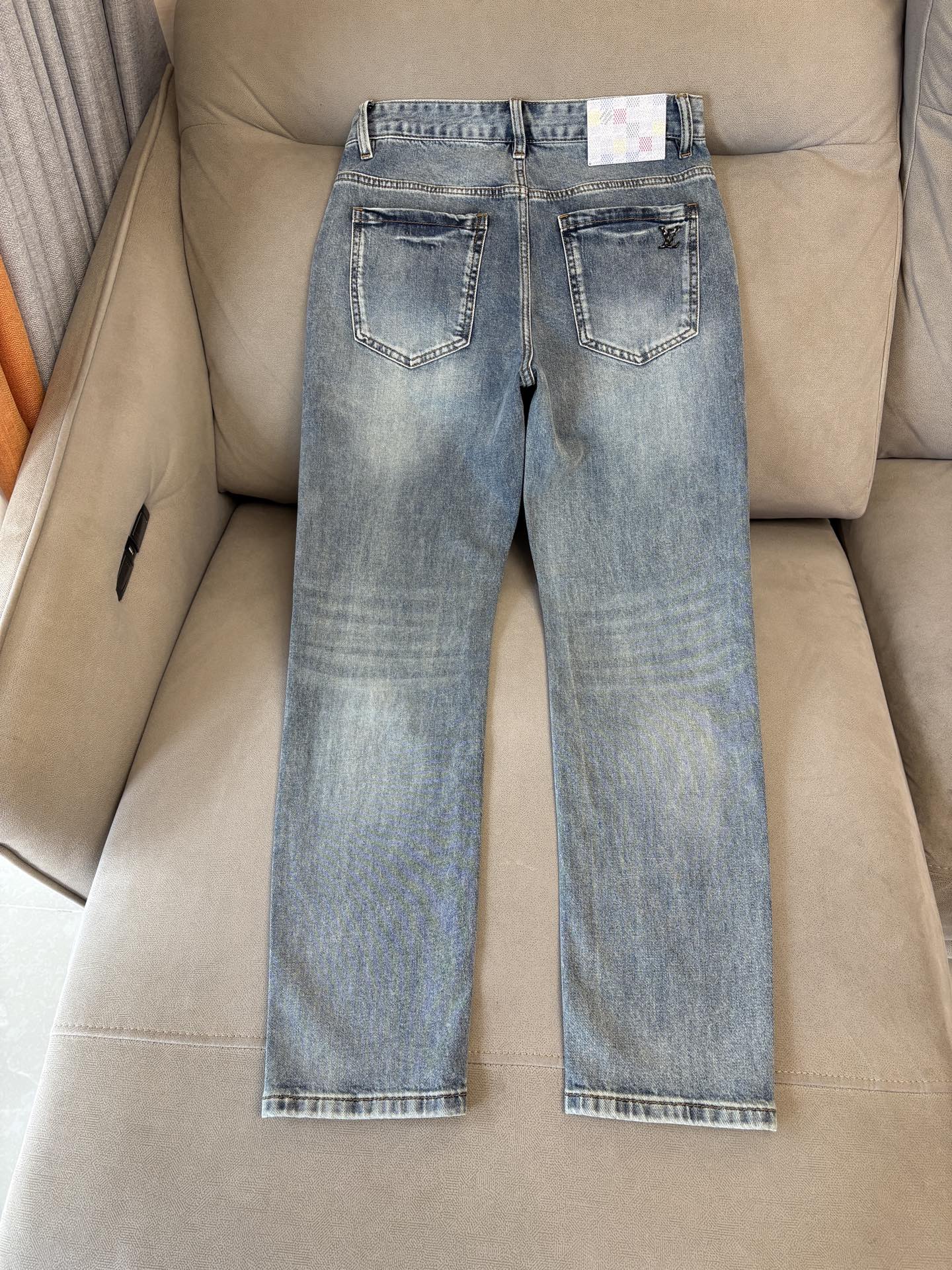 专柜🆕2026春夏设计推荐 热卖牛仔裤🆕柔软亲肤面料 奢华头层牛皮腰牌 经典蓝洗水 专柜限量款 奢华感订