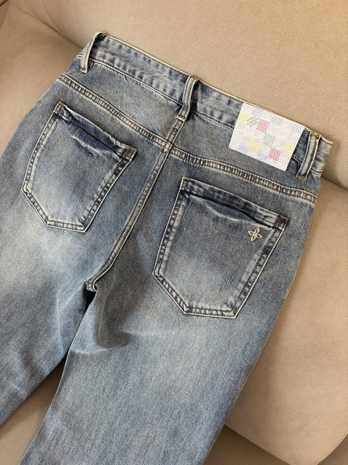 专柜🆕2026春夏设计推荐 热卖牛仔裤🆕柔软亲肤面料 奢华头层牛皮腰牌 经典蓝洗水 专柜限量款 奢华感订