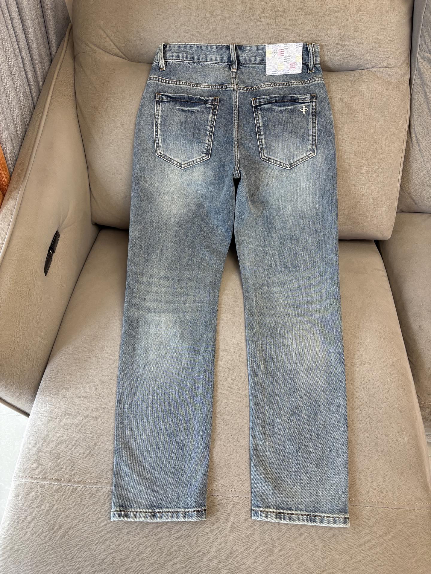 专柜🆕2026春夏设计推荐 热卖牛仔裤🆕柔软亲肤面料 奢华头层牛皮腰牌 经典蓝洗水 专柜限量款 奢华感订