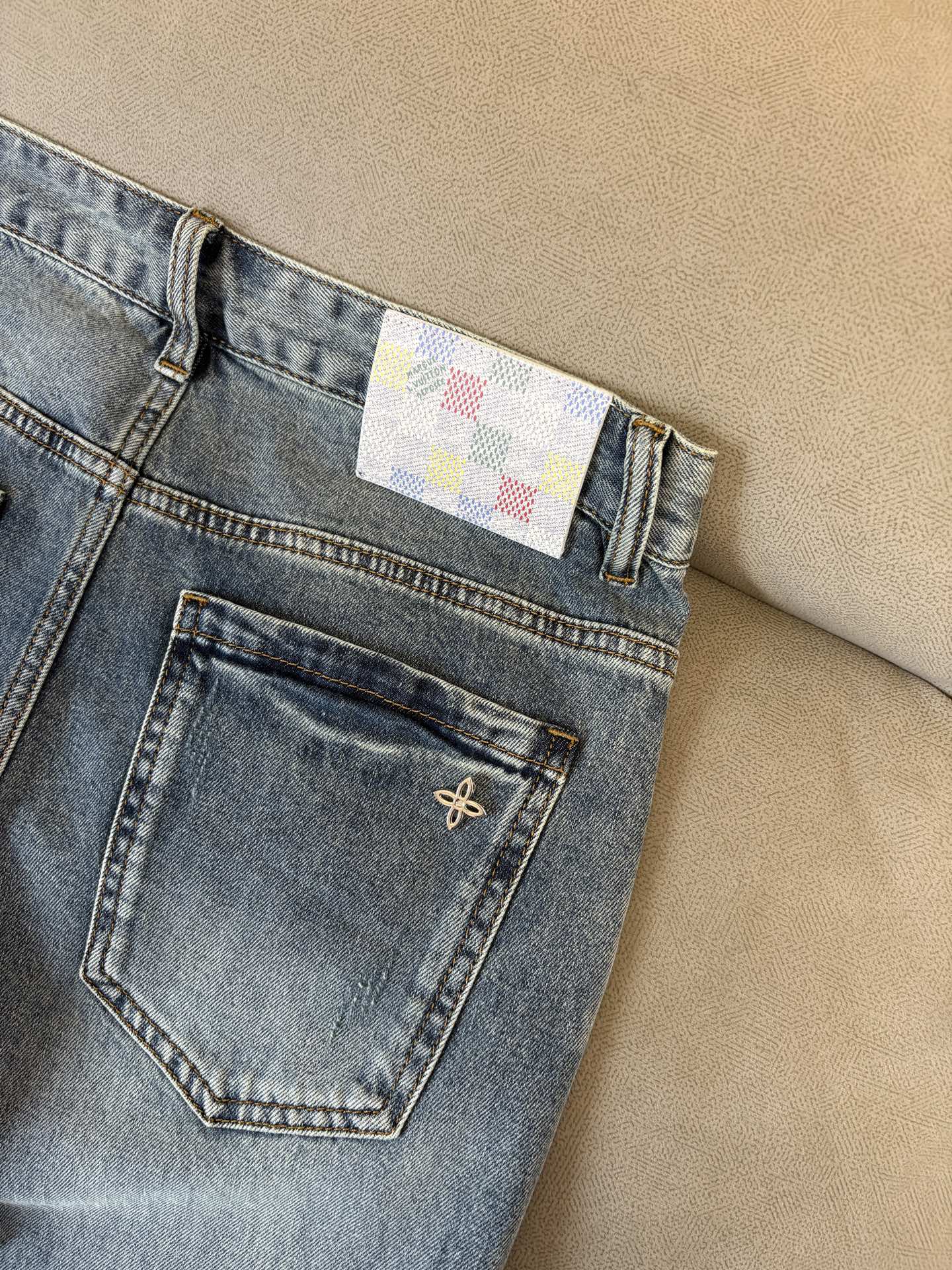 专柜🆕2026春夏设计推荐 热卖牛仔裤🆕柔软亲肤面料 奢华头层牛皮腰牌 经典蓝洗水 专柜限量款 奢华感订