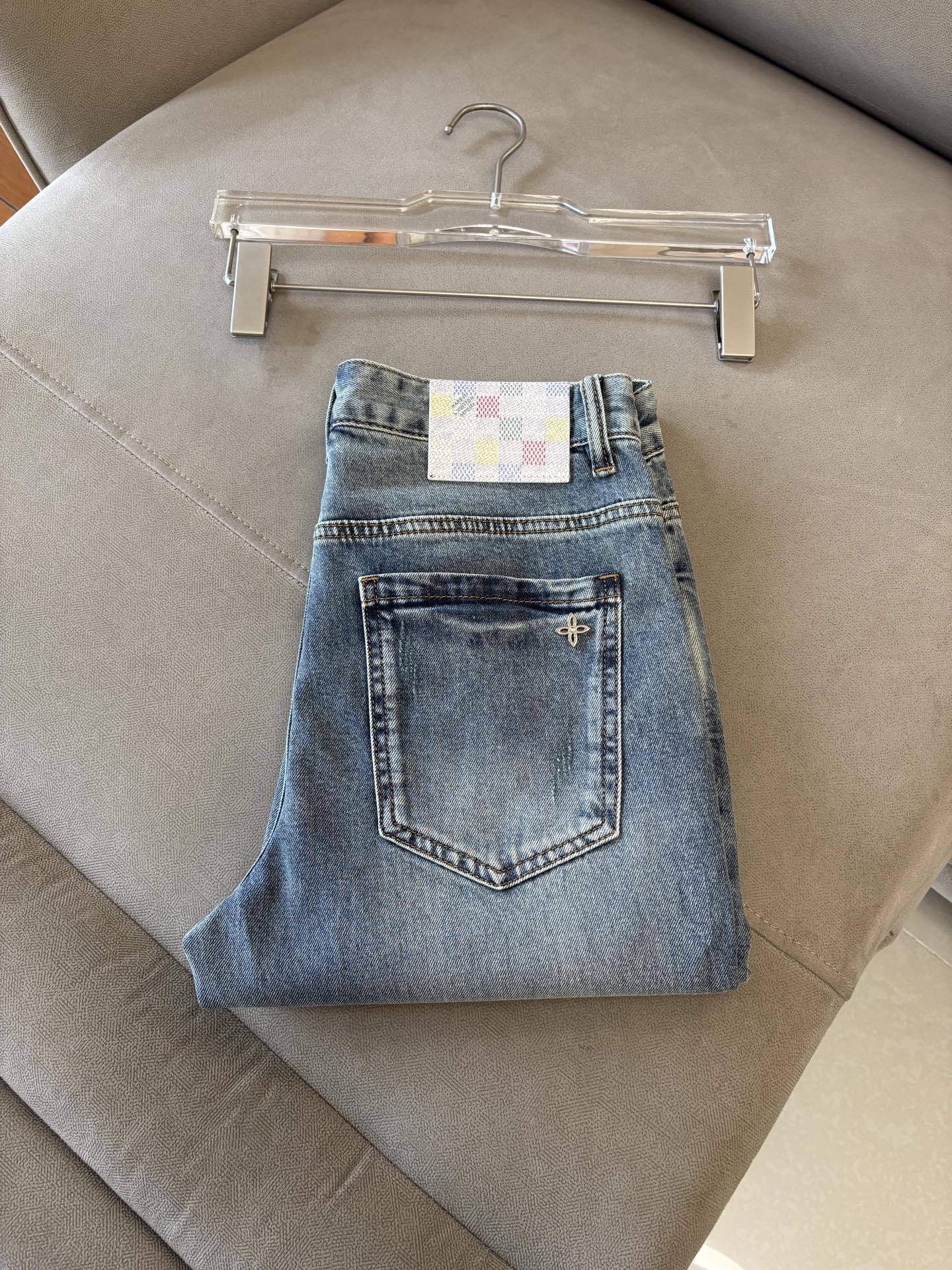专柜🆕2026春夏设计推荐 热卖牛仔裤🆕柔软亲肤面料 奢华头层牛皮腰牌 经典蓝洗水 专柜限量款 奢华感订