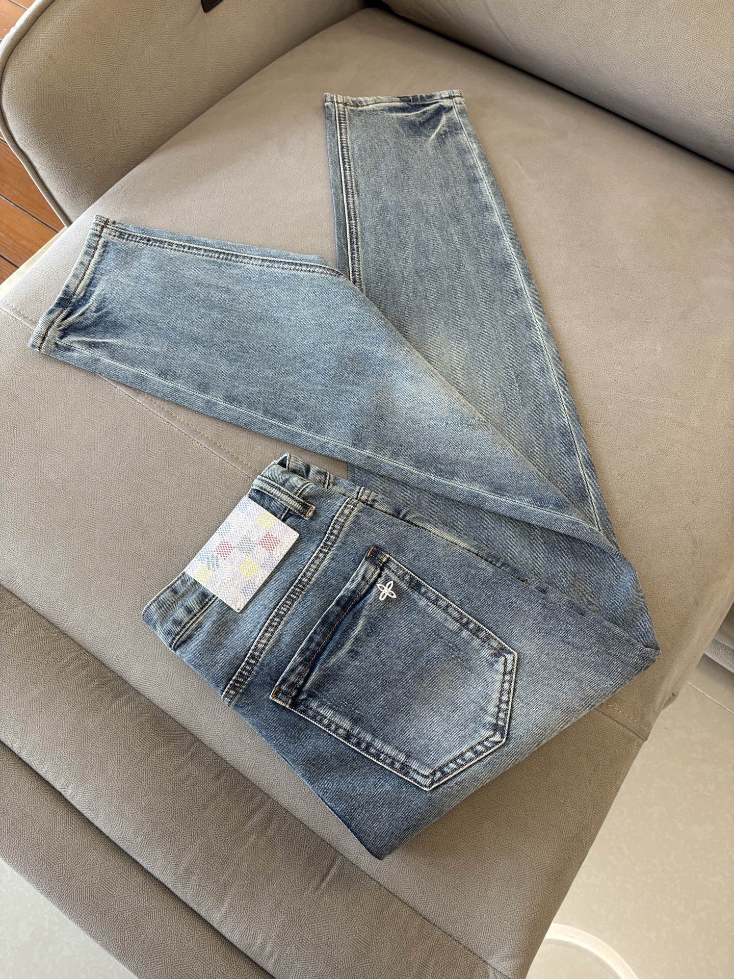 专柜🆕2026春夏设计推荐 热卖牛仔裤🆕柔软亲肤面料 奢华头层牛皮腰牌 经典蓝洗水 专柜限量款 奢华感订