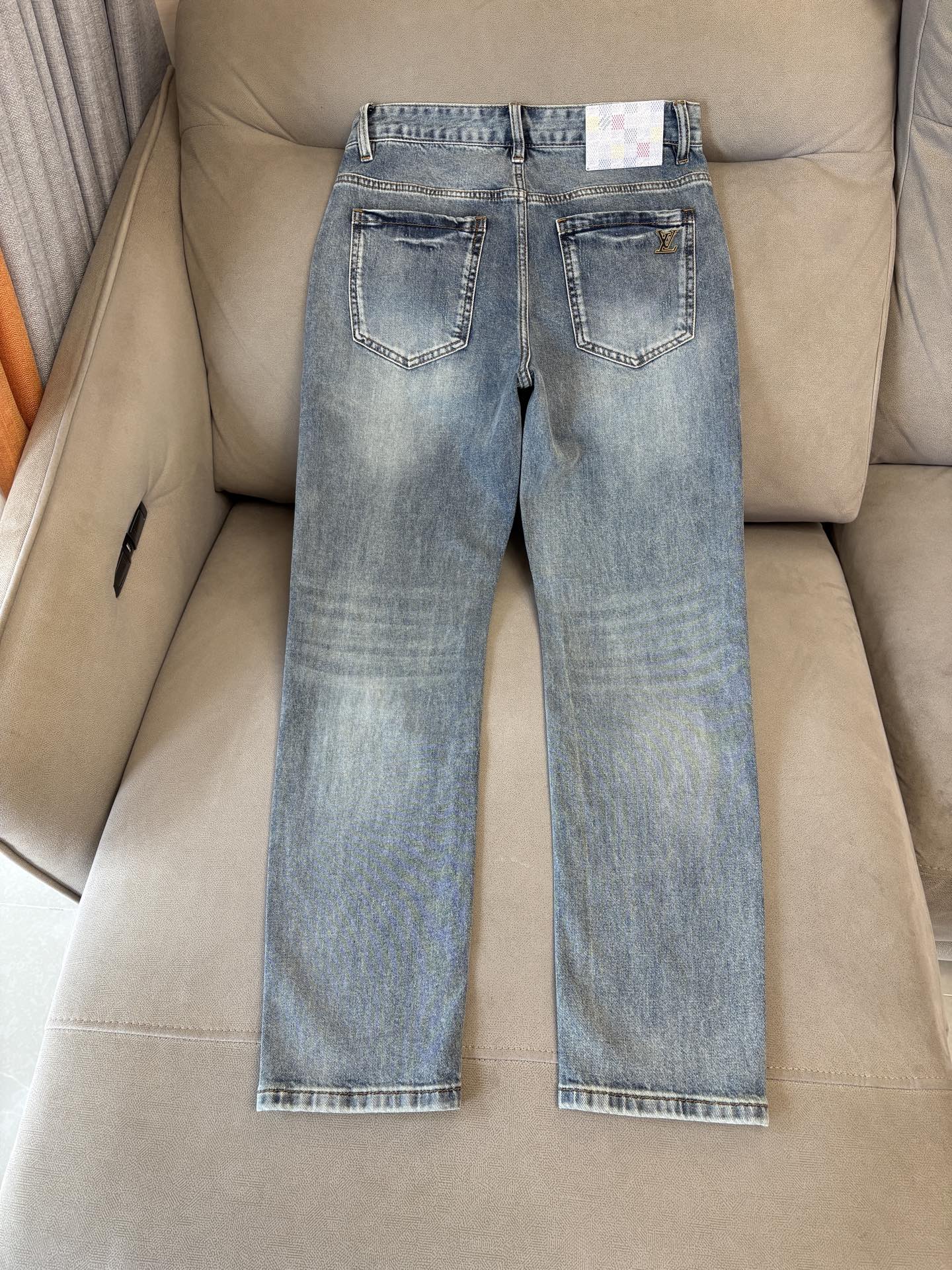 专柜🆕2026春夏设计推荐 热卖牛仔裤🆕柔软亲肤面料 奢华头层牛皮腰牌 经典蓝洗水 专柜限量款 奢华感订