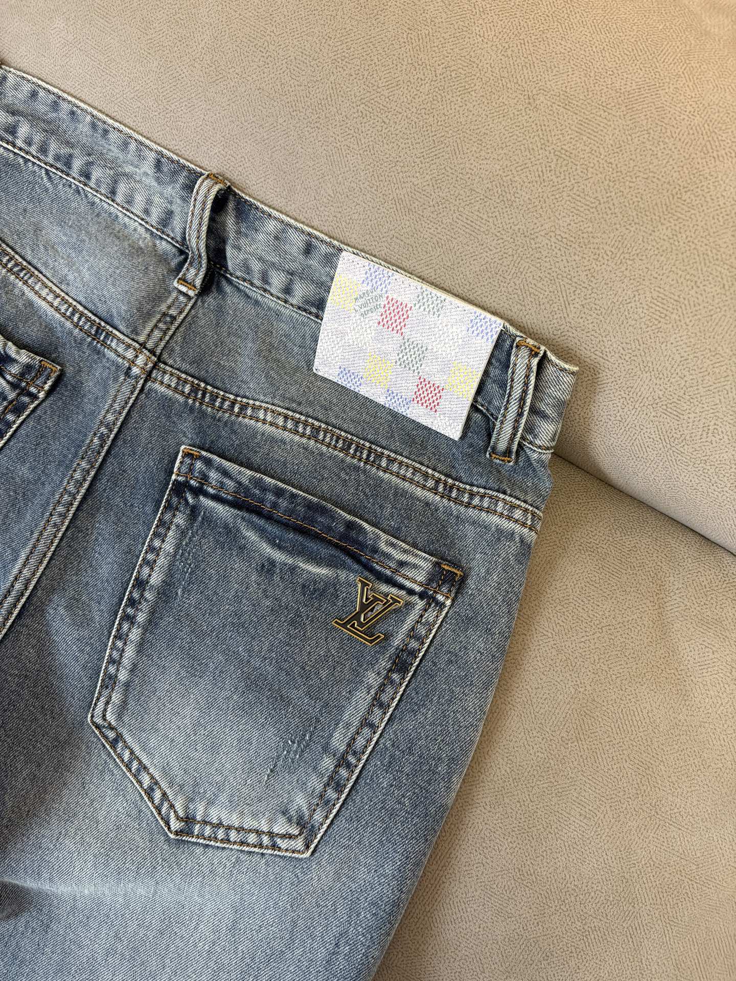 专柜🆕2026春夏设计推荐 热卖牛仔裤🆕柔软亲肤面料 奢华头层牛皮腰牌 经典蓝洗水 专柜限量款 奢华感订
