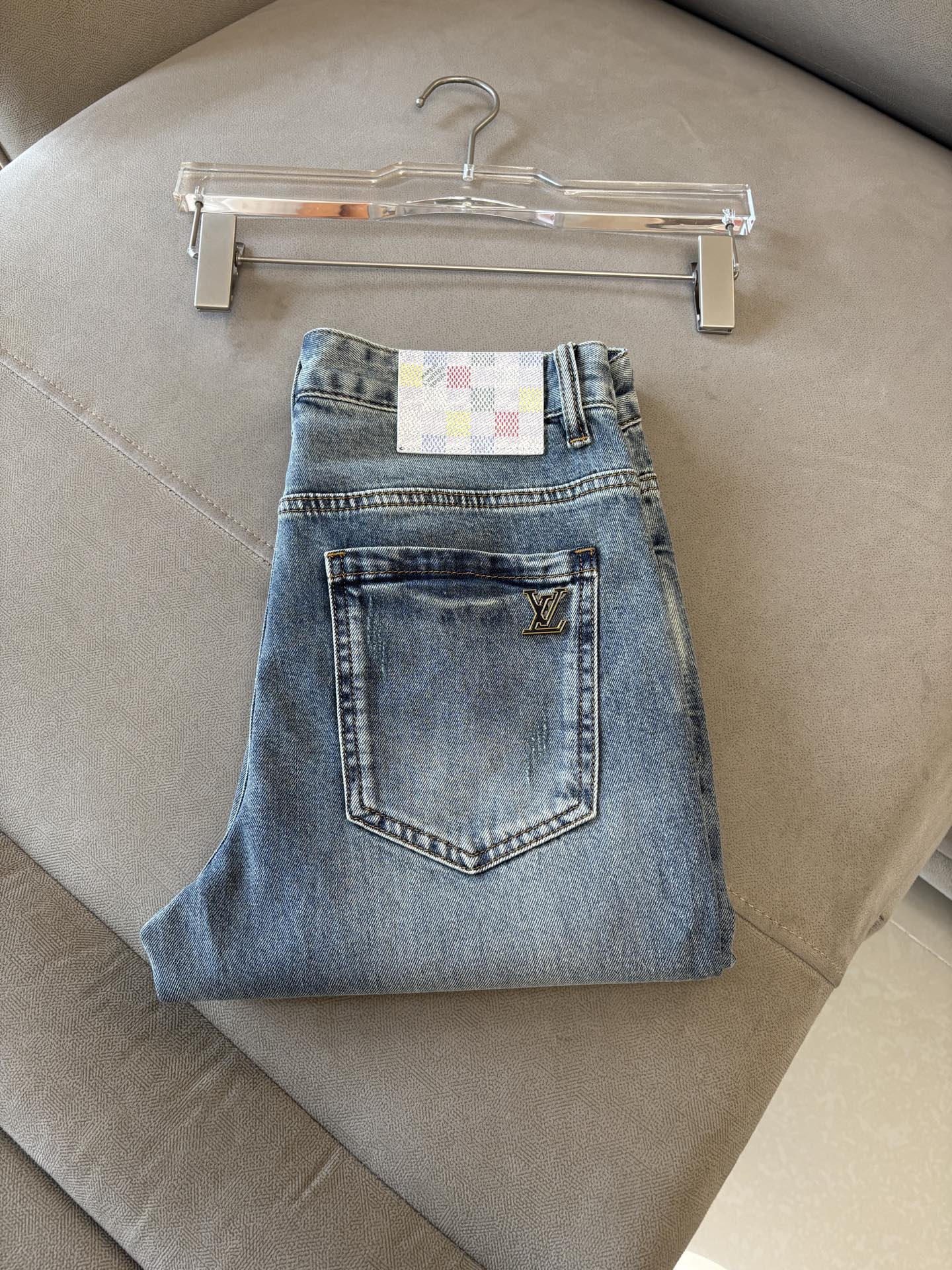 专柜🆕2026春夏设计推荐 热卖牛仔裤🆕柔软亲肤面料 奢华头层牛皮腰牌 经典蓝洗水 专柜限量款 奢华感订