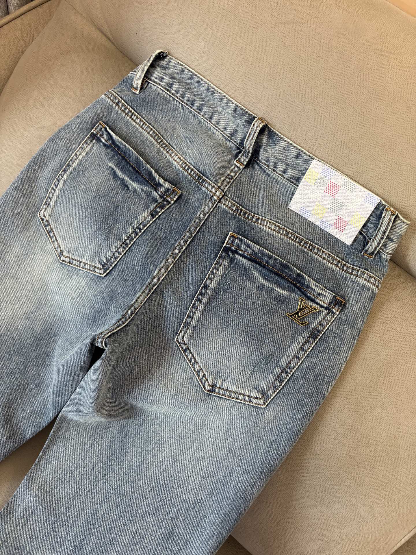 专柜🆕2026春夏设计推荐 热卖牛仔裤🆕柔软亲肤面料 奢华头层牛皮腰牌 经典蓝洗水 专柜限量款 奢华感订