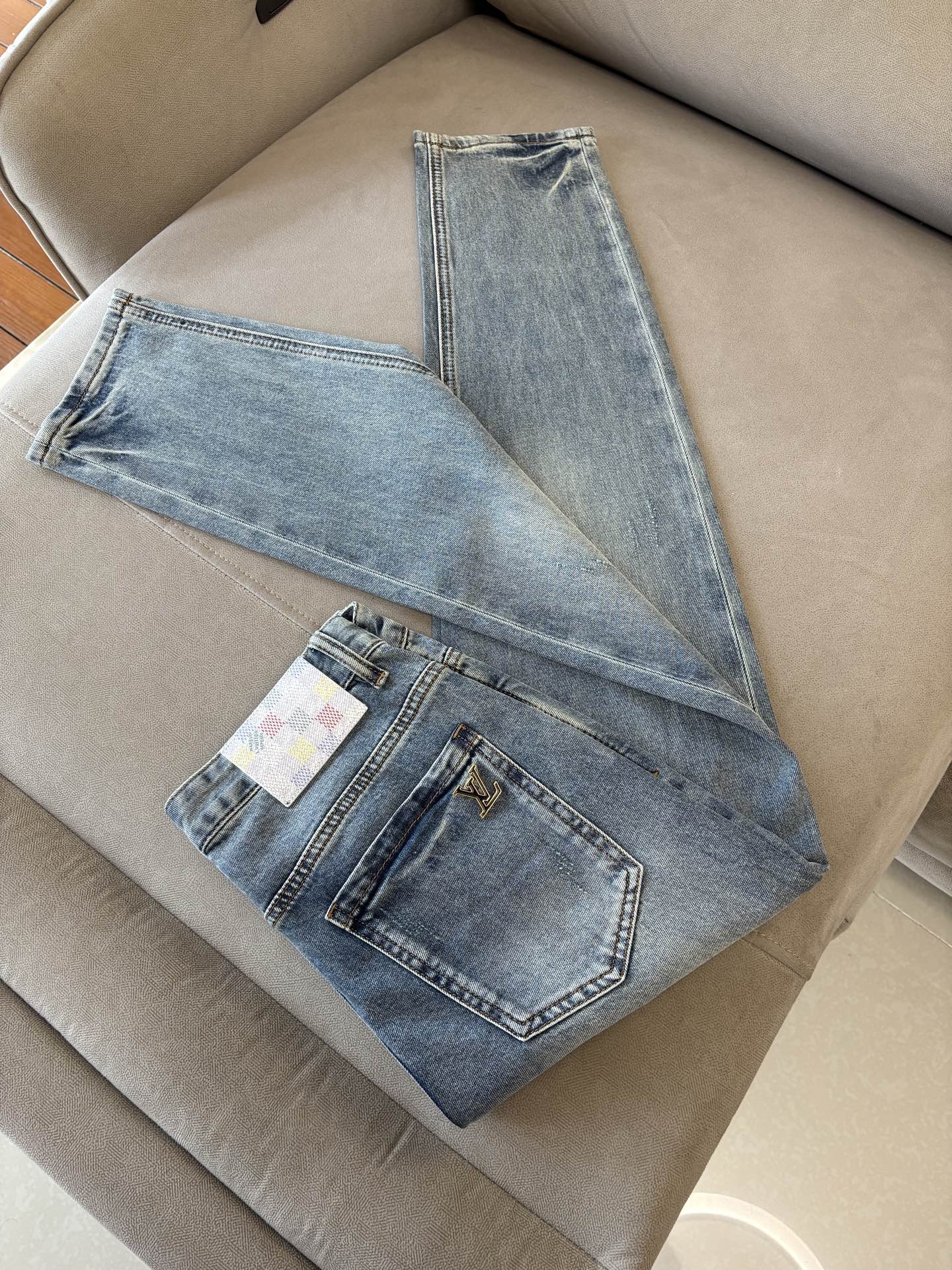 专柜🆕2026春夏设计推荐 热卖牛仔裤🆕柔软亲肤面料 奢华头层牛皮腰牌 经典蓝洗水 专柜限量款 奢华感订