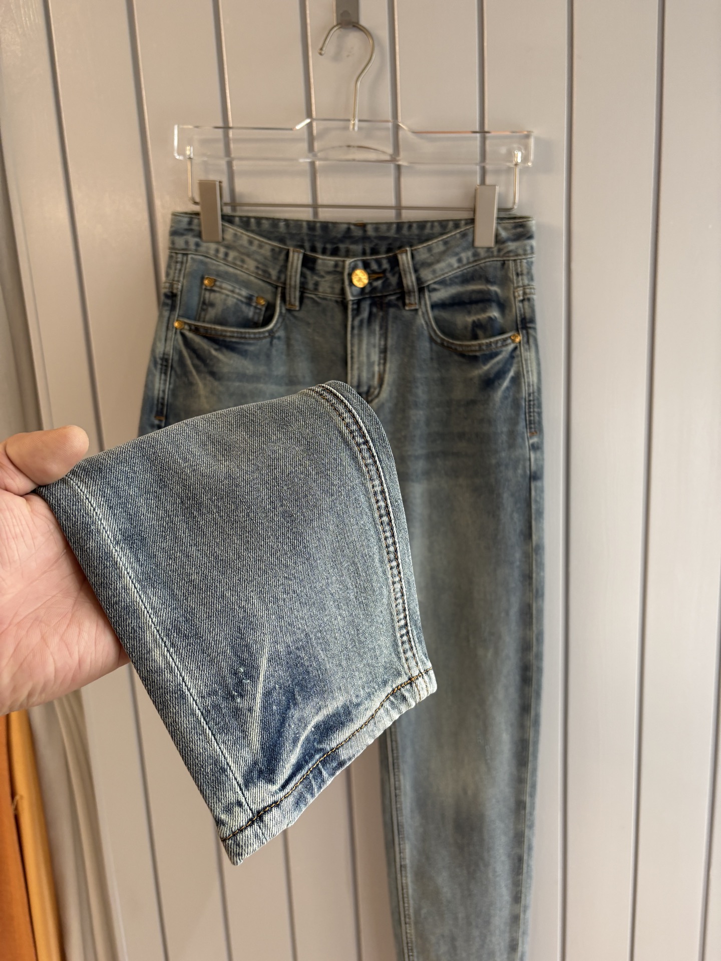 专柜🆕2026春夏设计推荐 热卖牛仔裤🆕柔软亲肤面料 奢华头层牛皮腰牌 经典蓝洗水 专柜限量款 奢华感订