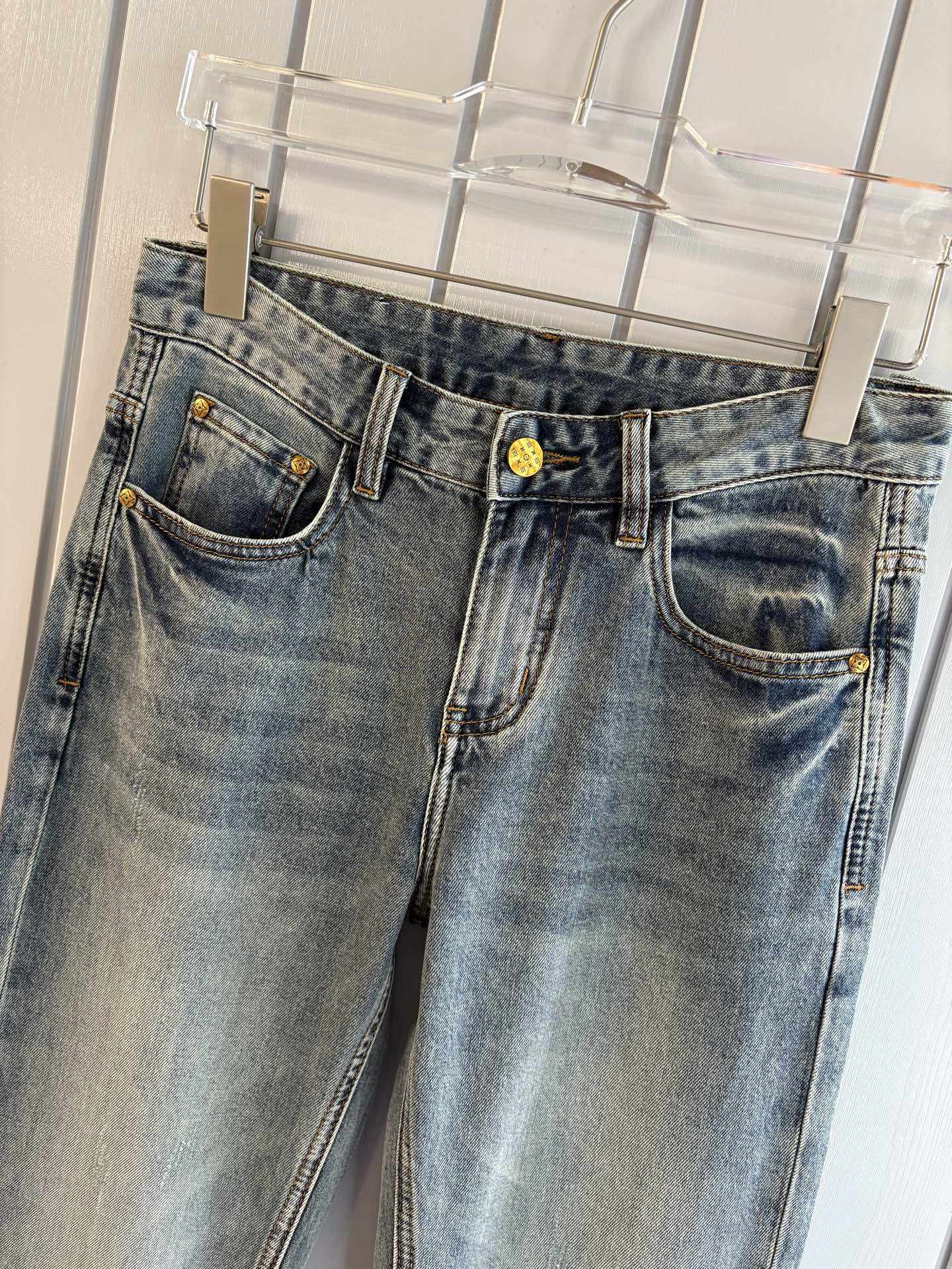 专柜🆕2026春夏设计推荐 热卖牛仔裤🆕柔软亲肤面料 奢华头层牛皮腰牌 经典蓝洗水 专柜限量款 奢华感订