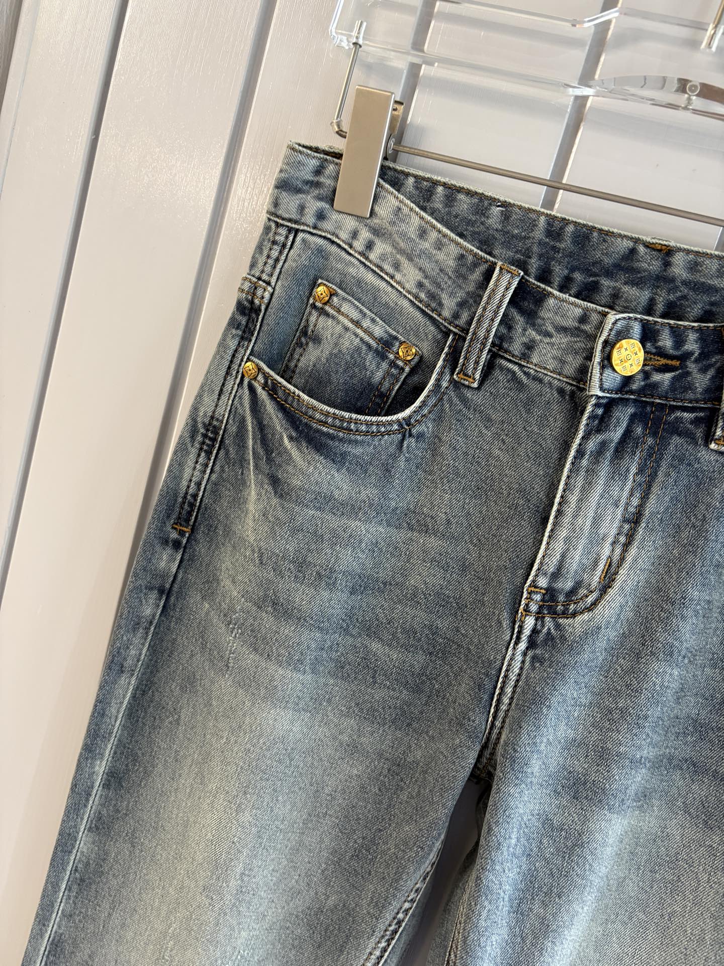 专柜🆕2026春夏设计推荐 热卖牛仔裤🆕柔软亲肤面料 奢华头层牛皮腰牌 经典蓝洗水 专柜限量款 奢华感订