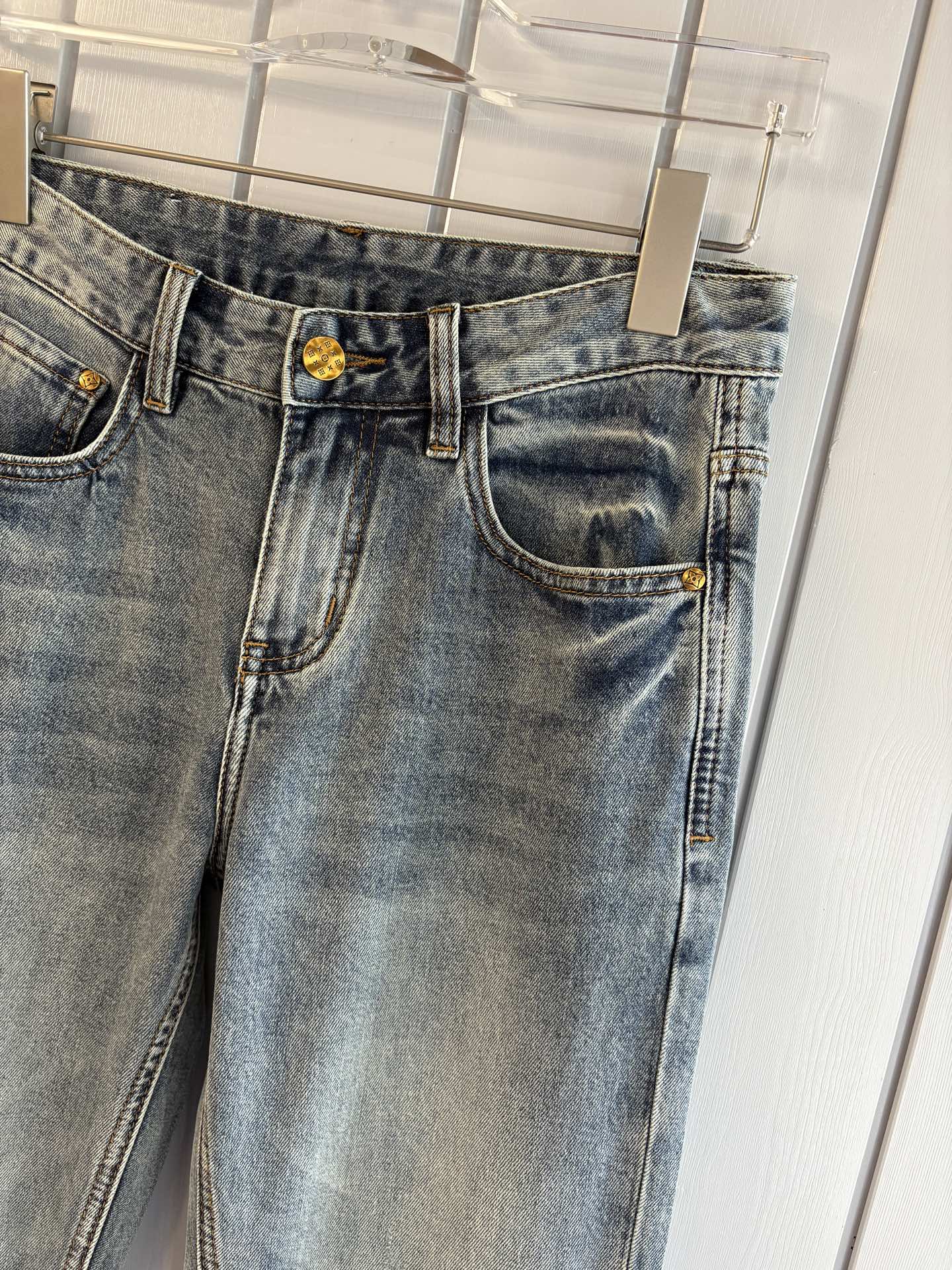 专柜🆕2026春夏设计推荐 热卖牛仔裤🆕柔软亲肤面料 奢华头层牛皮腰牌 经典蓝洗水 专柜限量款 奢华感订