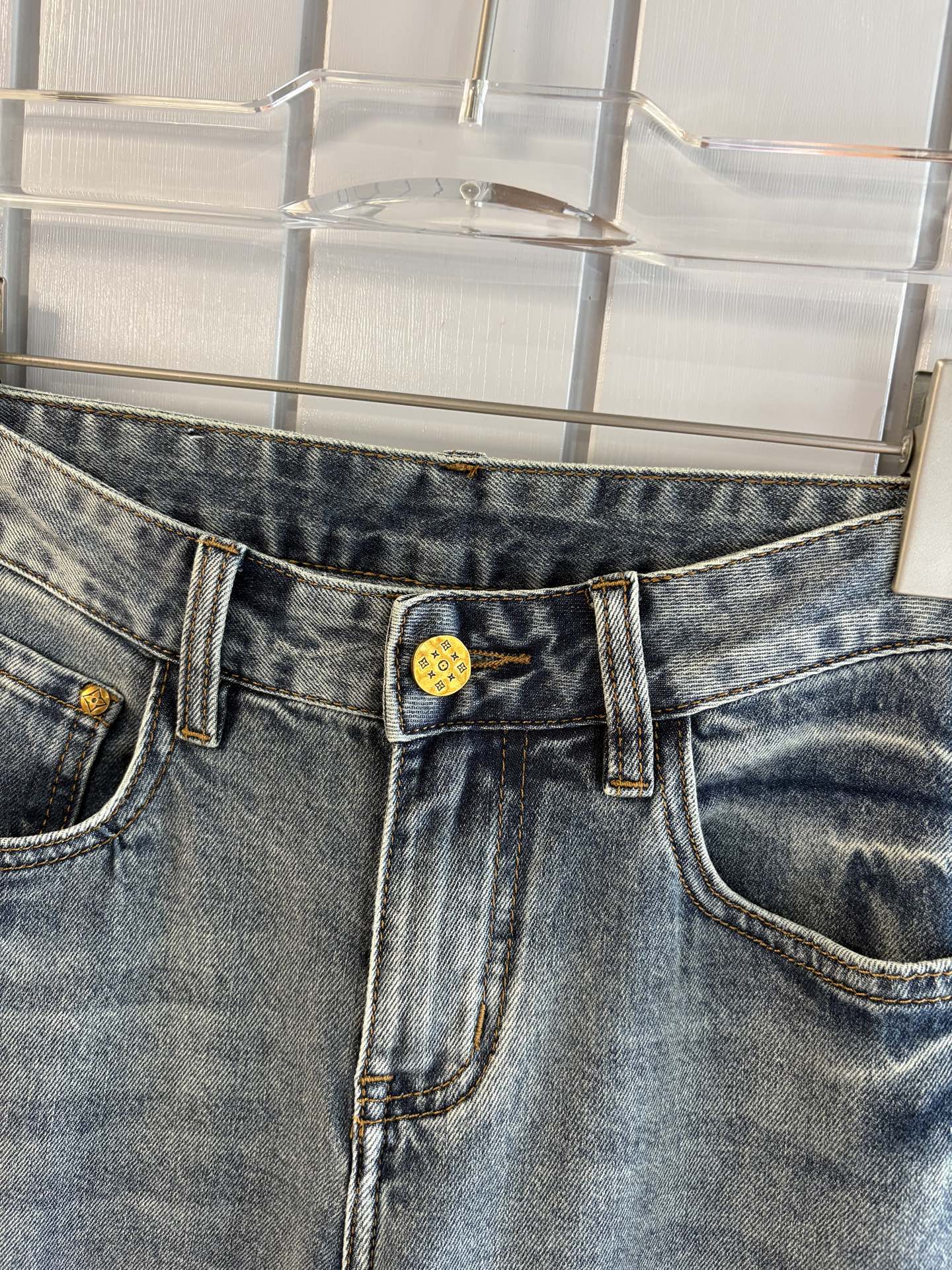 专柜🆕2026春夏设计推荐 热卖牛仔裤🆕柔软亲肤面料 奢华头层牛皮腰牌 经典蓝洗水 专柜限量款 奢华感订