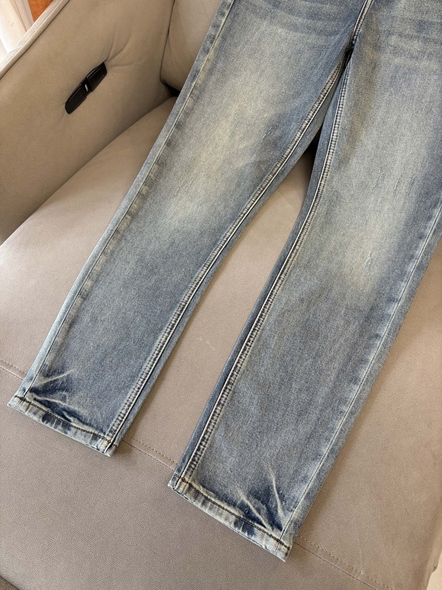 专柜🆕2026春夏设计推荐 热卖牛仔裤🆕柔软亲肤面料 奢华头层牛皮腰牌 经典蓝洗水 专柜限量款 奢华感订