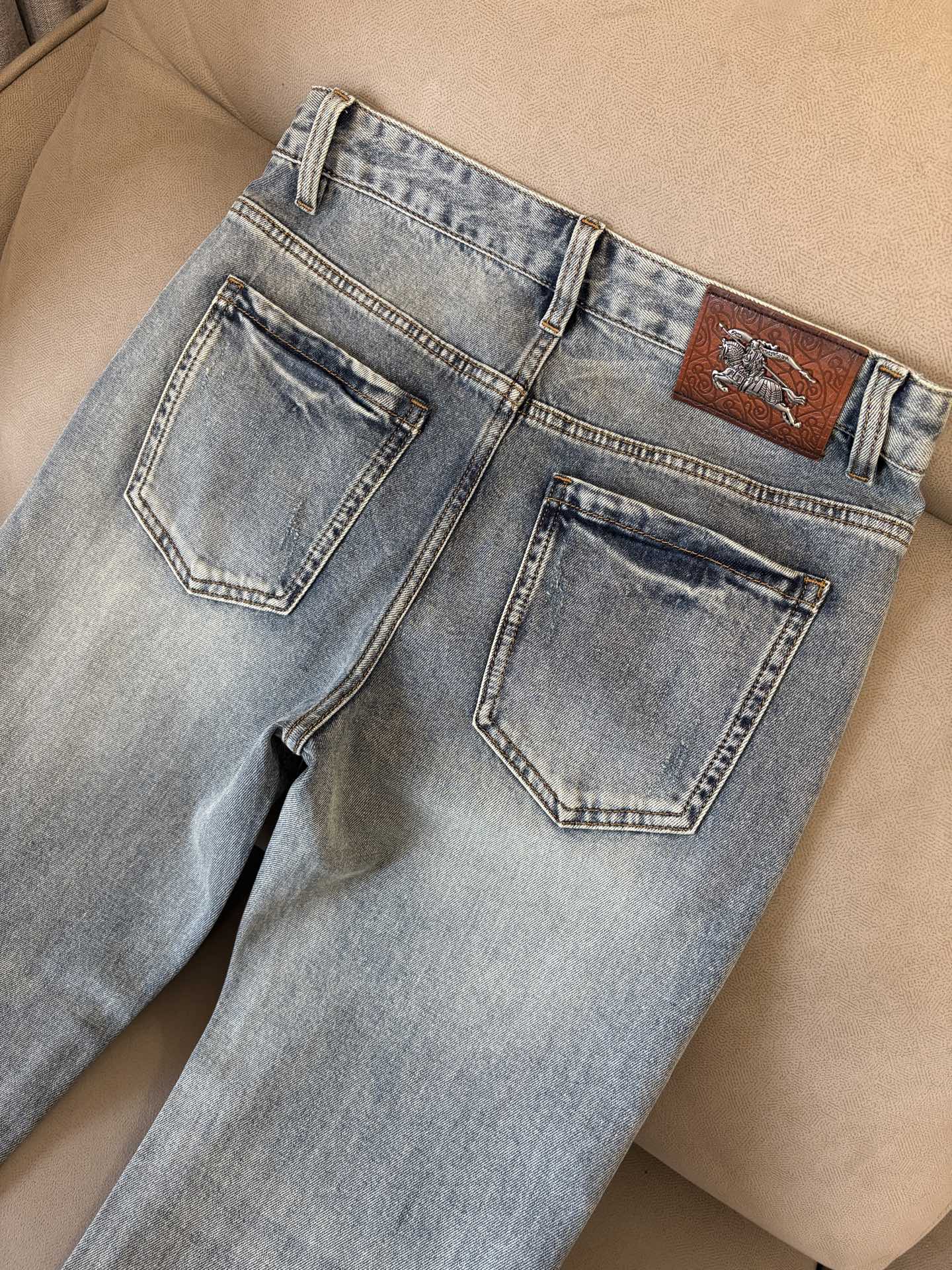 专柜🆕2026春夏设计推荐 热卖牛仔裤🆕柔软亲肤面料 奢华头层牛皮腰牌 经典蓝洗水 专柜限量款 奢华感订