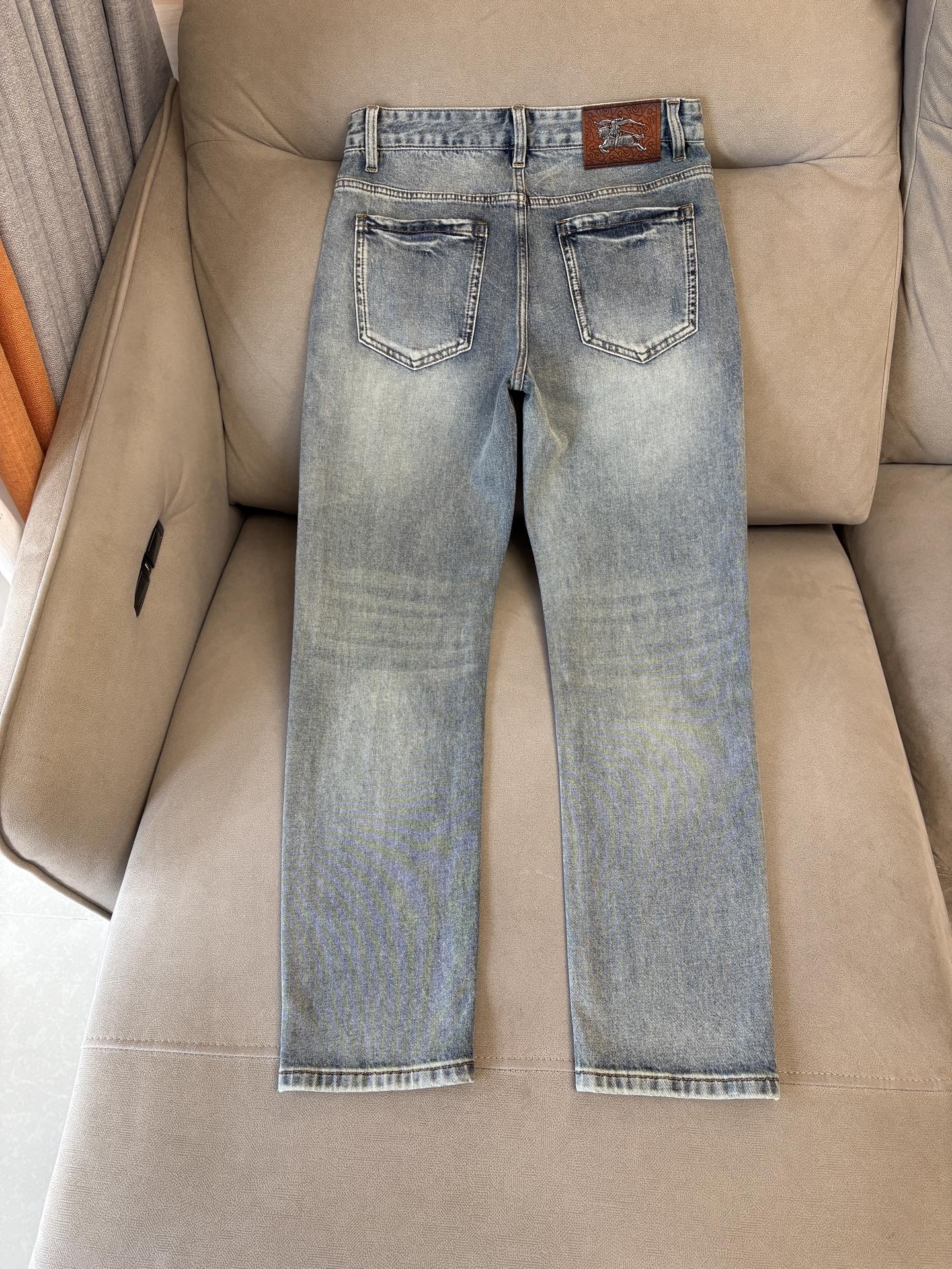 专柜🆕2026春夏设计推荐 热卖牛仔裤🆕柔软亲肤面料 奢华头层牛皮腰牌 经典蓝洗水 专柜限量款 奢华感订