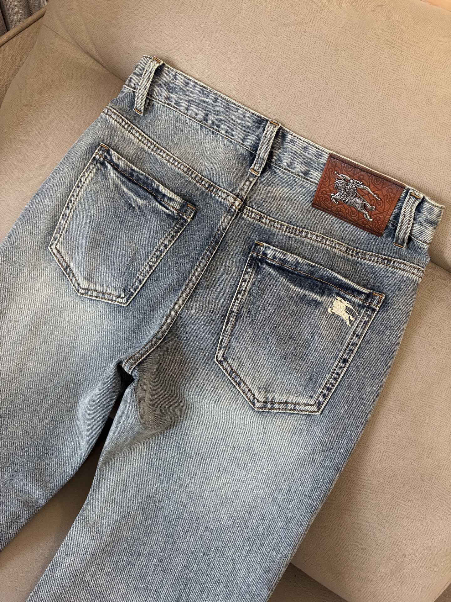 专柜🆕2026春夏设计推荐 热卖牛仔裤🆕柔软亲肤面料 奢华头层牛皮腰牌 经典蓝洗水 专柜限量款 奢华感订
