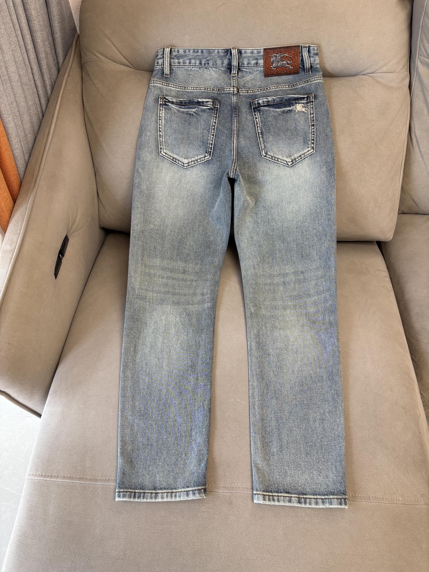 专柜🆕2026春夏设计推荐 热卖牛仔裤🆕柔软亲肤面料 奢华头层牛皮腰牌 经典蓝洗水 专柜限量款 奢华感订