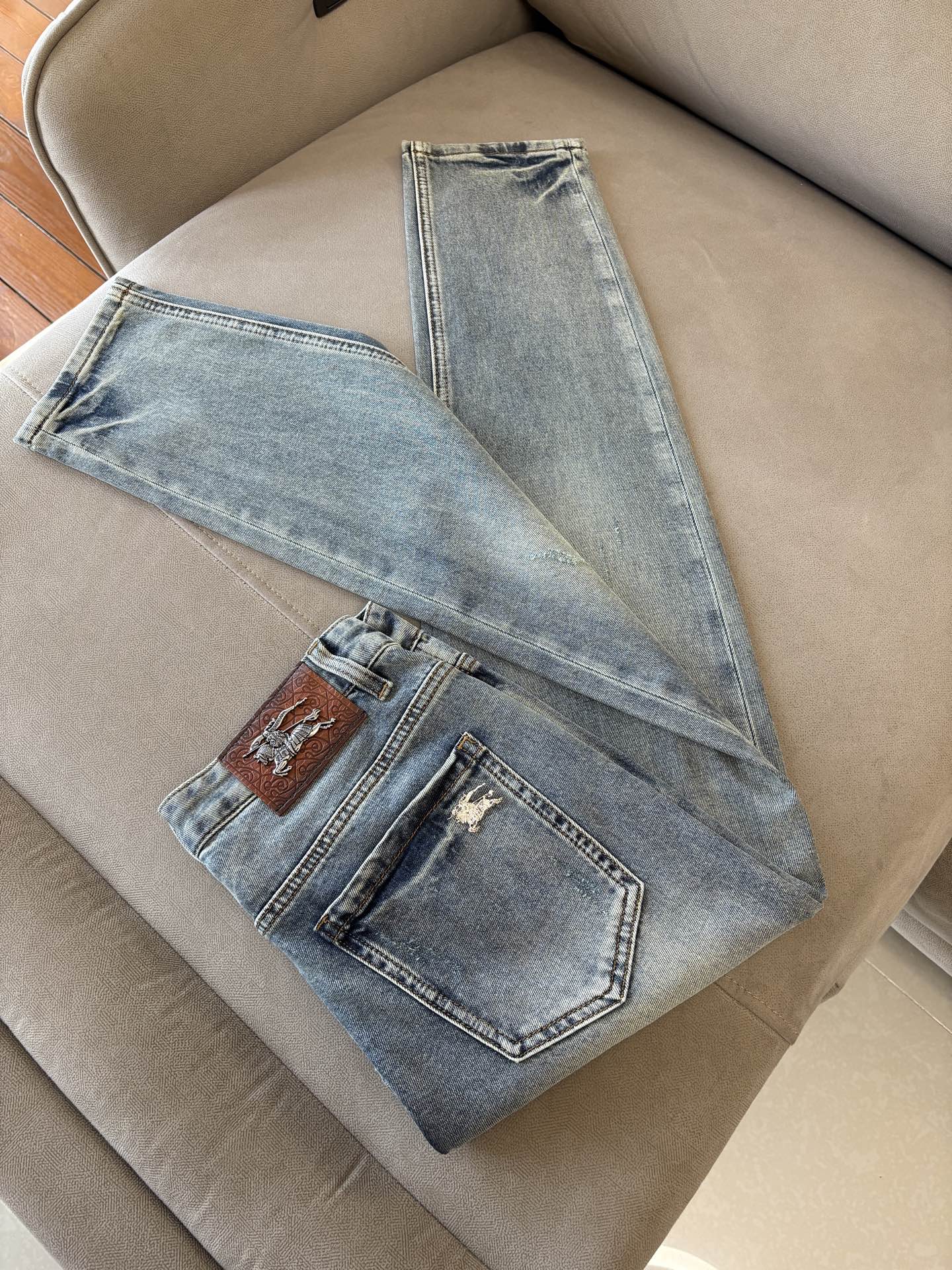 专柜🆕2026春夏设计推荐 热卖牛仔裤🆕柔软亲肤面料 奢华头层牛皮腰牌 经典蓝洗水 专柜限量款 奢华感订