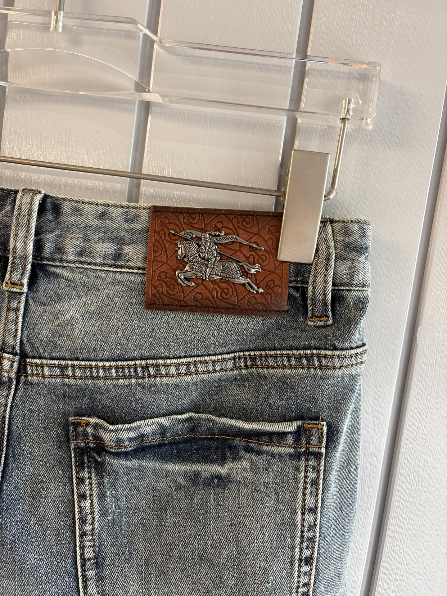 专柜🆕2026春夏设计推荐 热卖牛仔裤🆕柔软亲肤面料 奢华头层牛皮腰牌 经典蓝洗水 专柜限量款 奢华感订