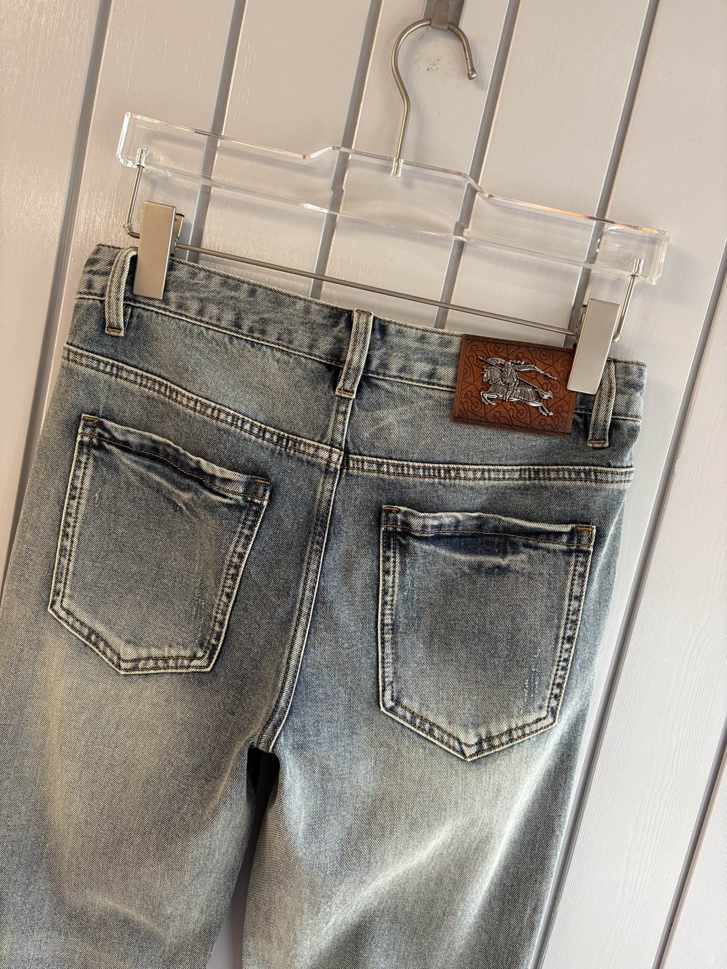 专柜🆕2026春夏设计推荐 热卖牛仔裤🆕柔软亲肤面料 奢华头层牛皮腰牌 经典蓝洗水 专柜限量款 奢华感订