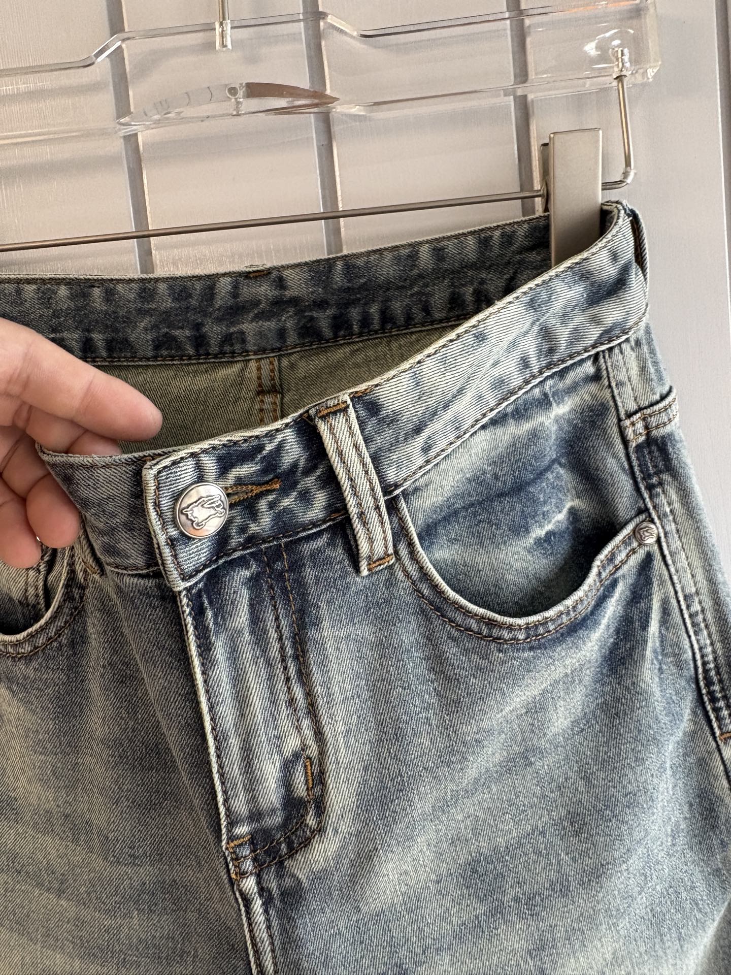 专柜🆕2026春夏设计推荐 热卖牛仔裤🆕柔软亲肤面料 奢华头层牛皮腰牌 经典蓝洗水 专柜限量款 奢华感订