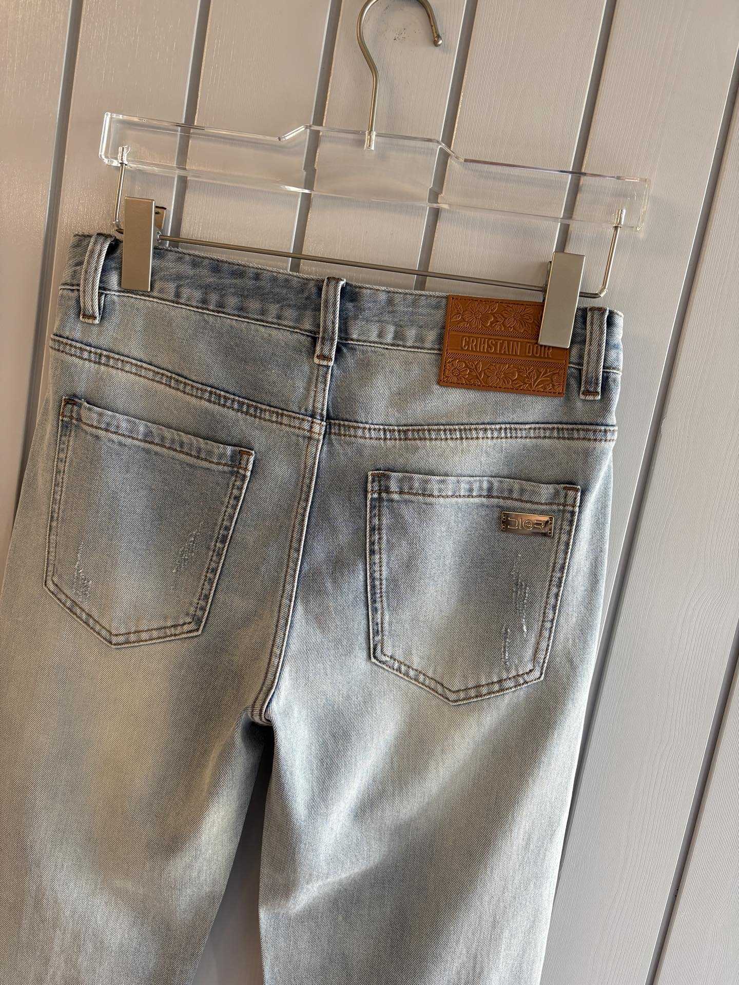 专柜🆕2026春夏设计推荐 热卖牛仔裤🆕柔软亲肤面料 奢华头层牛皮腰牌 经典蓝洗水 专柜限量款 奢华感订