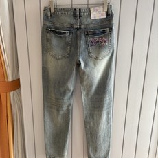 专柜🆕2026春夏设计推荐 热卖牛仔裤🆕柔软亲肤面料 奢华头层牛皮腰牌 经典蓝洗水 专柜限量款 奢华感订 专柜🆕2026春夏设计推荐 热卖牛仔裤🆕柔软亲肤面料 奢华头层牛皮腰牌 经典蓝洗水 专柜限量款 奢华感订