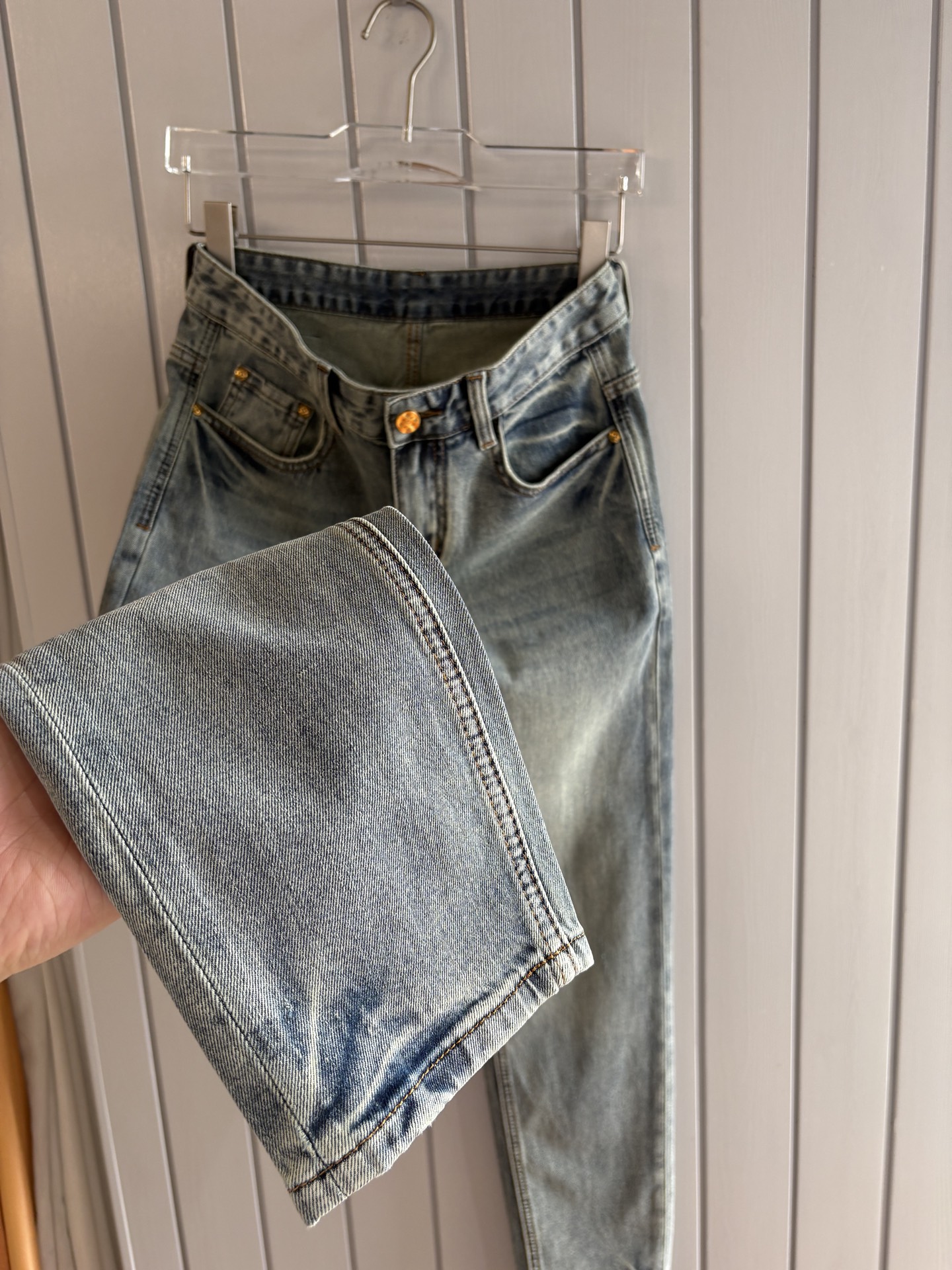 专柜🆕2026春夏设计推荐 热卖牛仔裤🆕柔软亲肤面料 奢华头层牛皮腰牌 经典蓝洗水 专柜限量款 奢华感订