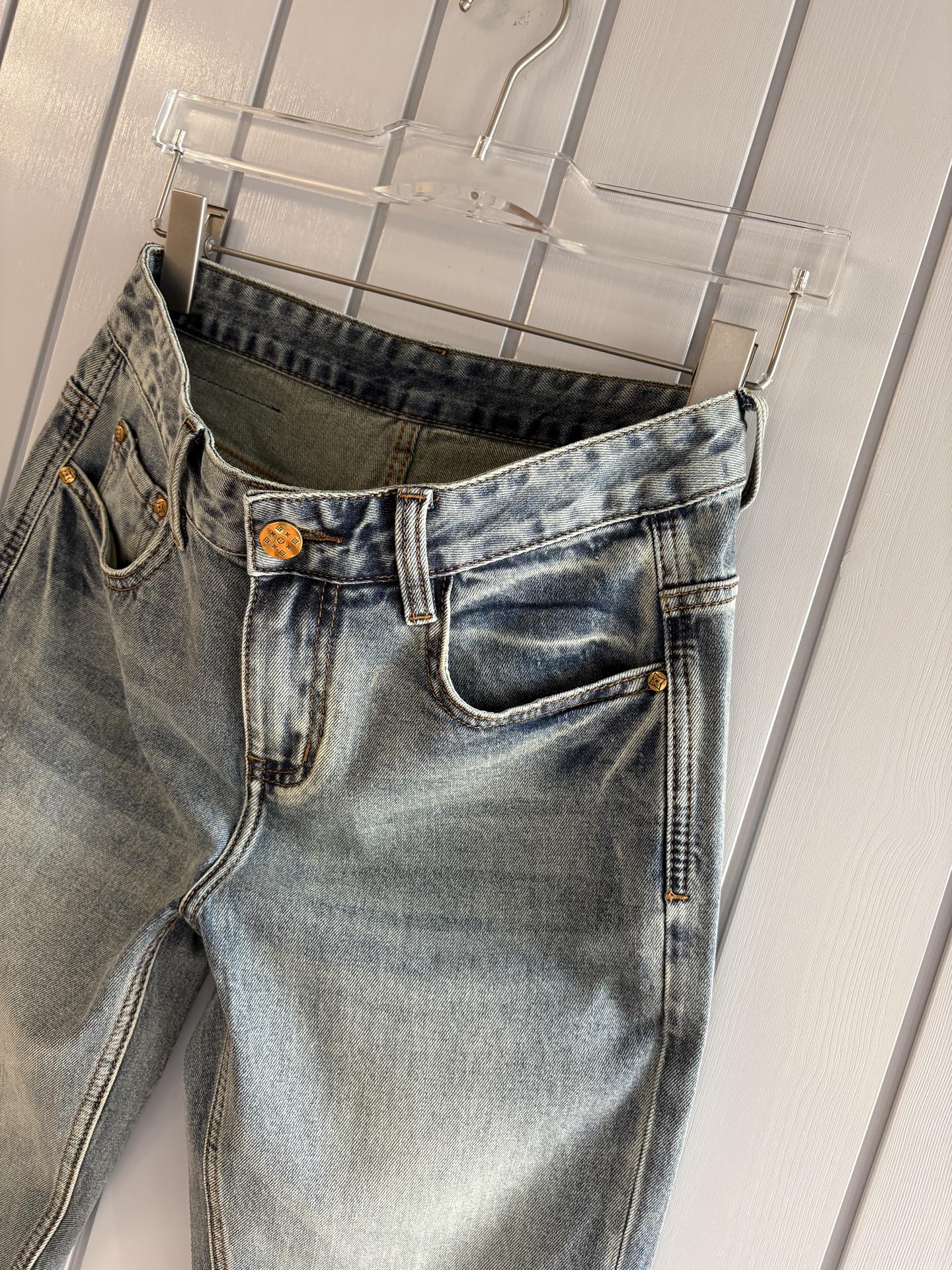 专柜🆕2026春夏设计推荐 热卖牛仔裤🆕柔软亲肤面料 奢华头层牛皮腰牌 经典蓝洗水 专柜限量款 奢华感订