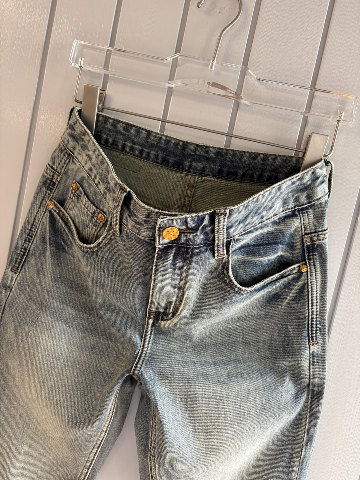 专柜🆕2026春夏设计推荐 热卖牛仔裤🆕柔软亲肤面料 奢华头层牛皮腰牌 经典蓝洗水 专柜限量款 奢华感订