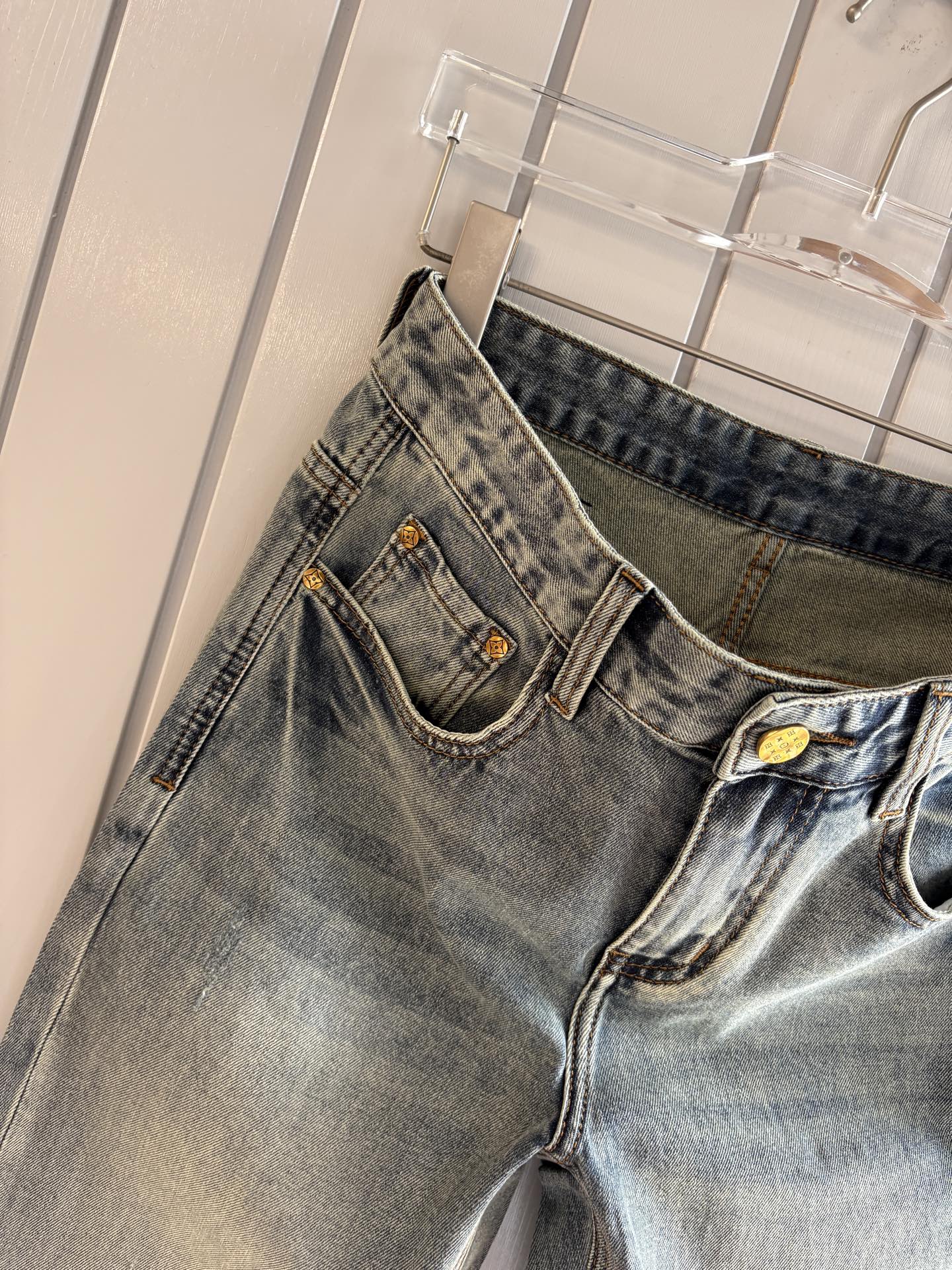 专柜🆕2026春夏设计推荐 热卖牛仔裤🆕柔软亲肤面料 奢华头层牛皮腰牌 经典蓝洗水 专柜限量款 奢华感订