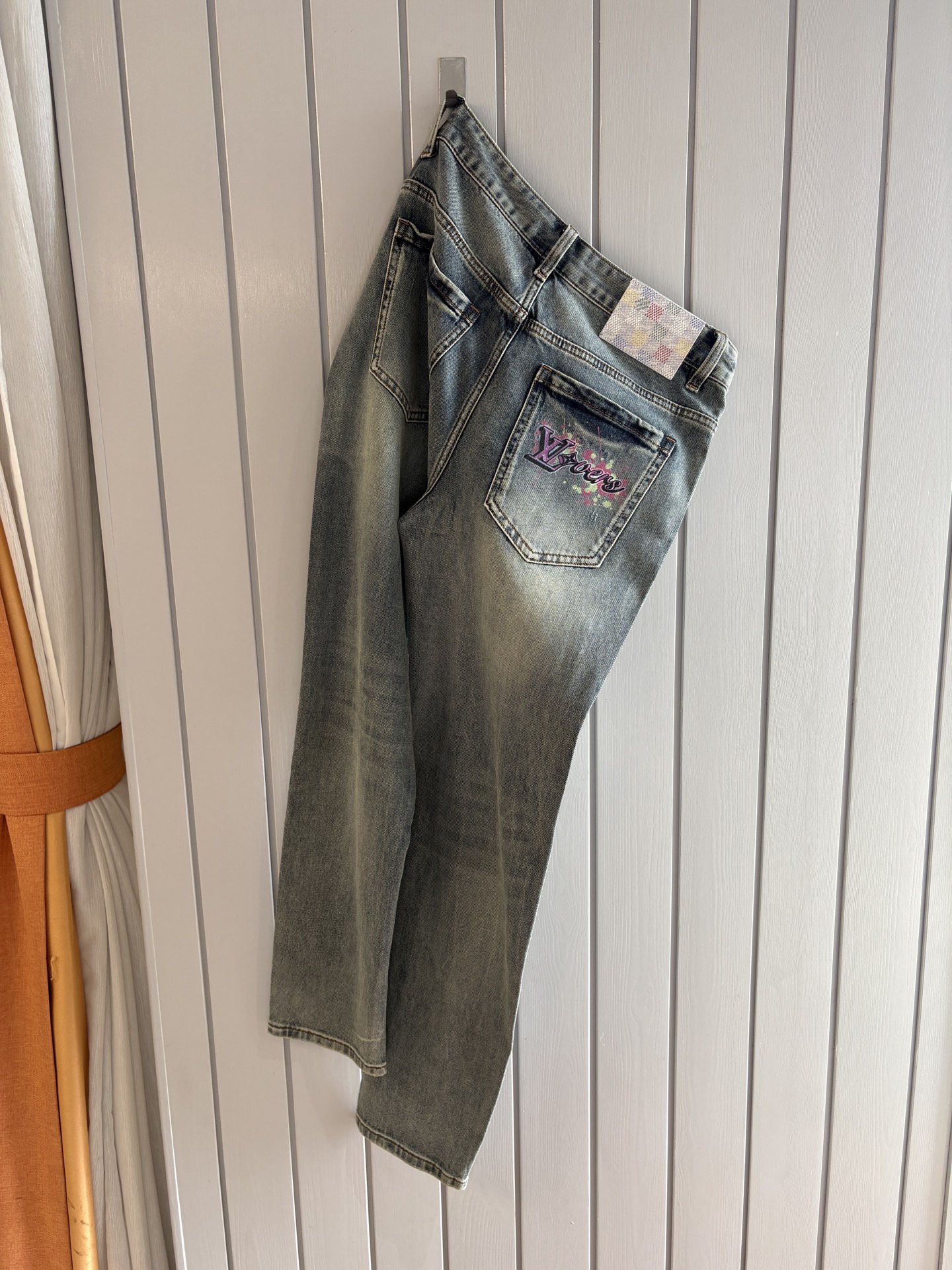 NO:759318,The counter's 2026 spring and summer design recommendations. Hot-selling jeans with soft skin-friendly fabrics. Luxurious first-layer cowhide waist tags. Classic blue wash. Limited edition at the counter. Luxurious custom-made fabrics. Craftsmanship + wash. Foreign trade quality and detail processing. I absolutely love this color. I love it. The counter's autumn and winter hot sales. Pre-sale. Sold out. Hot single color. Versatile. Big cow flavor. Stretch slim small straight pants. Size. 29-38. No 35; 37 size.  FFF001,,jeans,cowhide,19860909专柜2026春夏设计推荐 热卖牛仔裤柔软亲肤面料 奢华头层牛皮腰牌 经典蓝洗水 专柜限量款 奢华感订制面料 工艺+洗水外贸品质感细节处理满满到位 这颜色绝对爱了爱了专柜秋冬热卖预售即售完款爆单款色系百搭大牛味 弹力修身小直筒裤型 尺码.29-38 无35；37码 FFF001,,jeans,cowhide,,Men's clothing