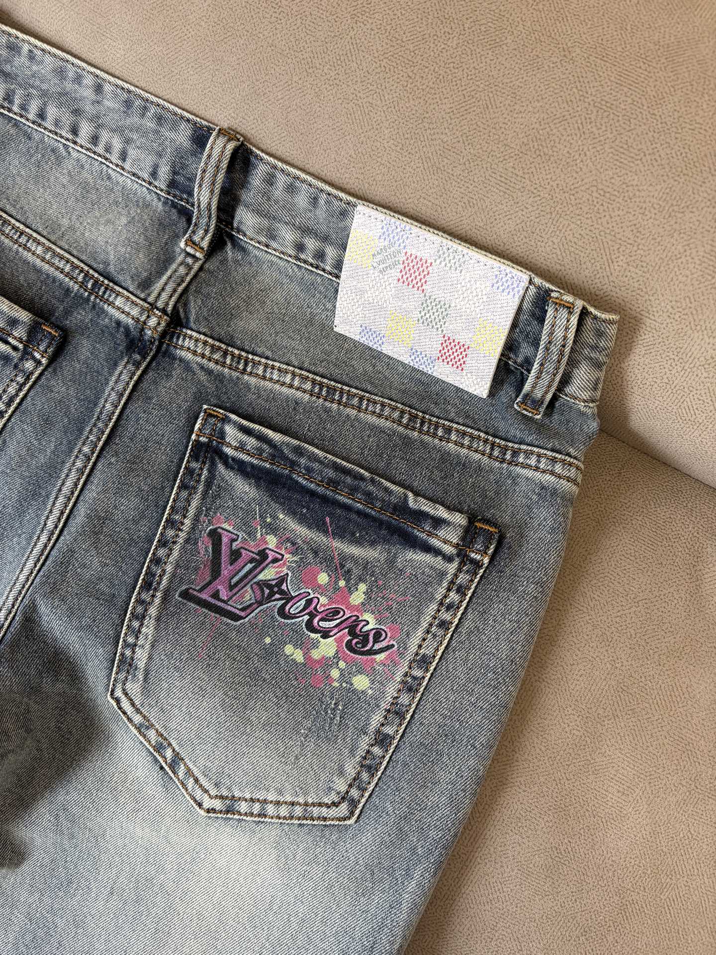 专柜🆕2026春夏设计推荐 热卖牛仔裤🆕柔软亲肤面料 奢华头层牛皮腰牌 经典蓝洗水 专柜限量款 奢华感订