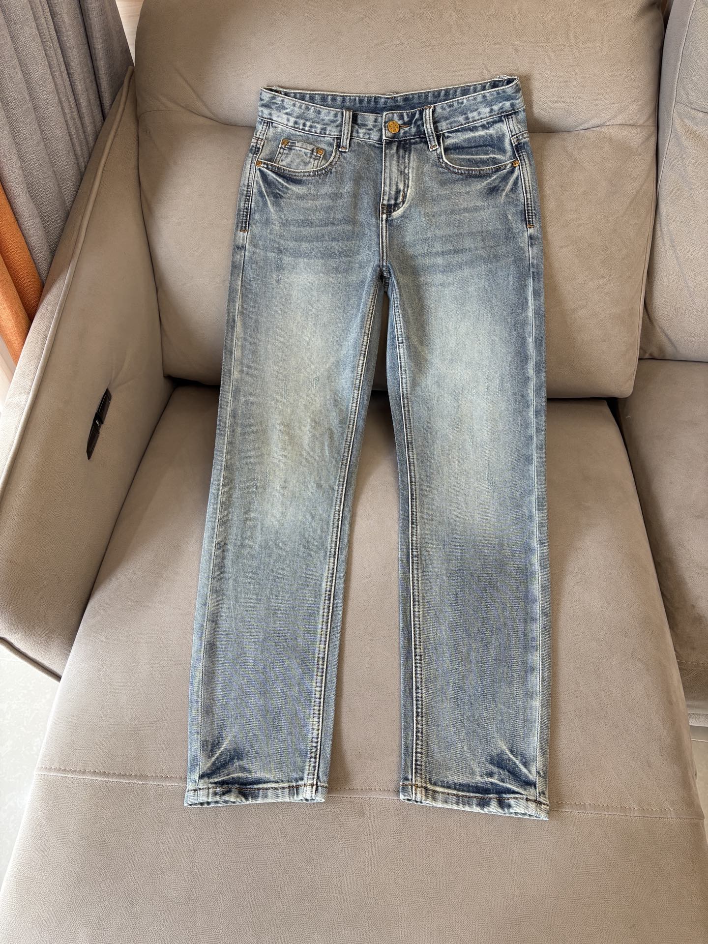 专柜🆕2026春夏设计推荐 热卖牛仔裤🆕柔软亲肤面料 奢华头层牛皮腰牌 经典蓝洗水 专柜限量款 奢华感订