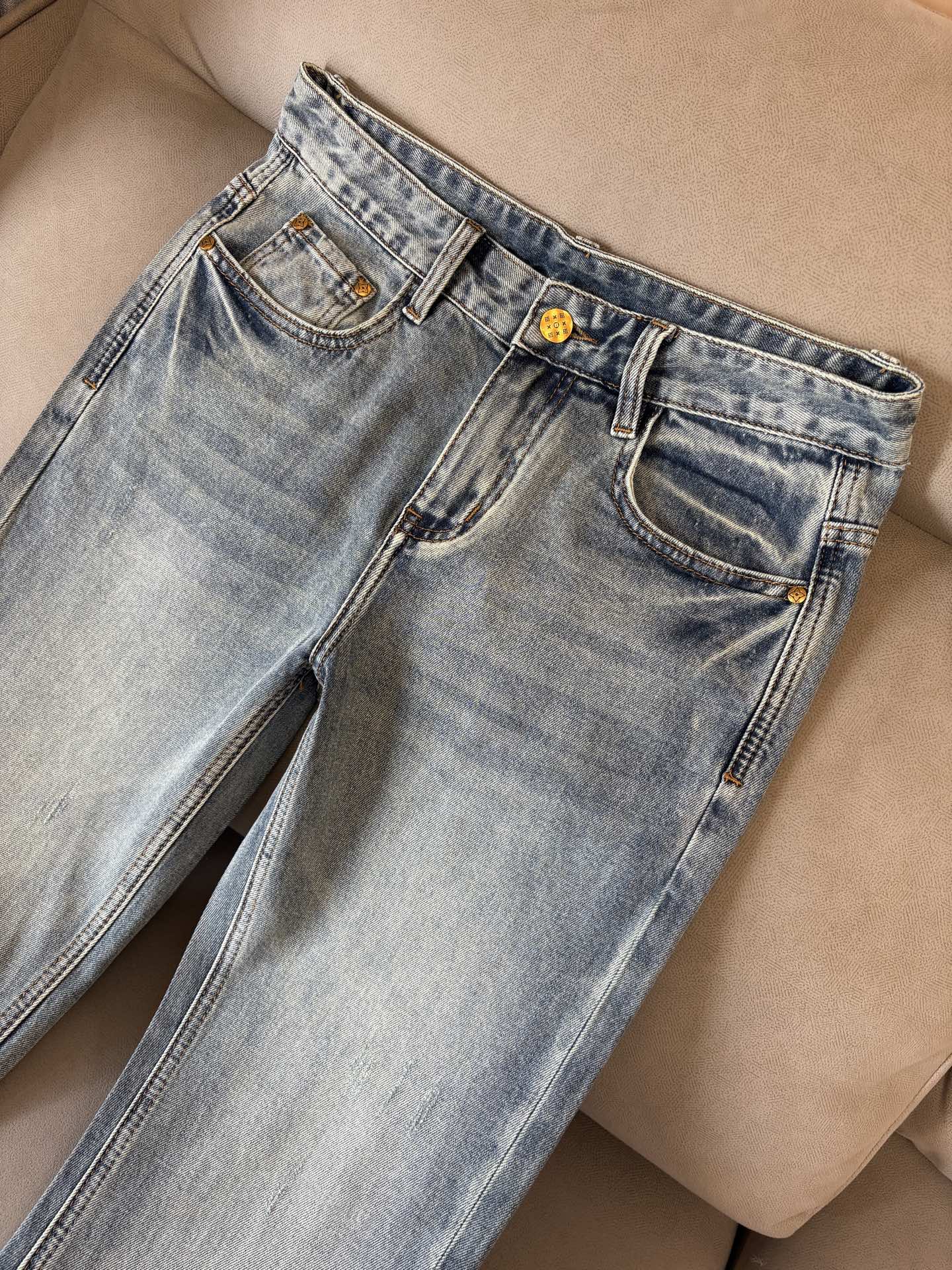 专柜🆕2026春夏设计推荐 热卖牛仔裤🆕柔软亲肤面料 奢华头层牛皮腰牌 经典蓝洗水 专柜限量款 奢华感订