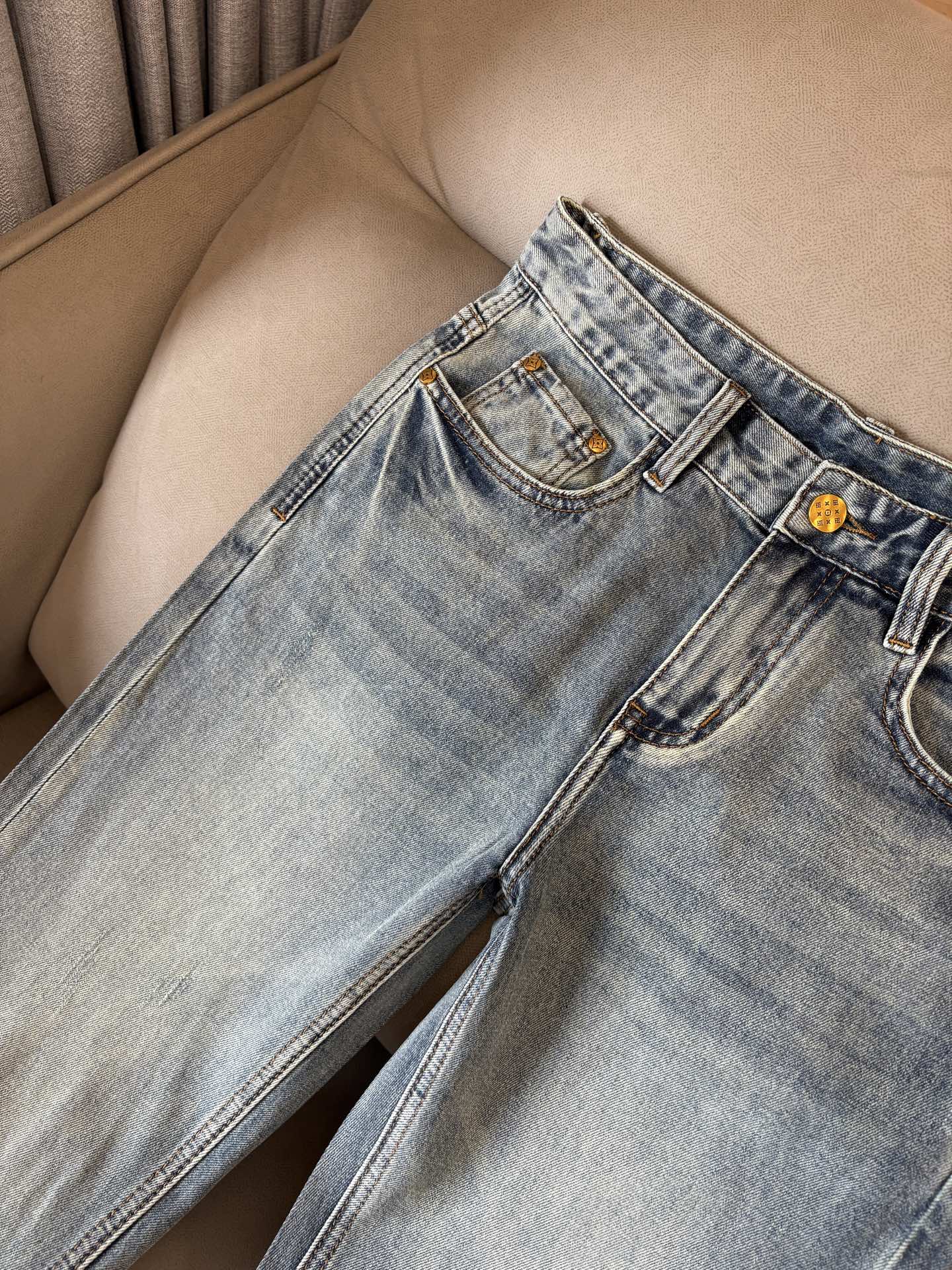 专柜🆕2026春夏设计推荐 热卖牛仔裤🆕柔软亲肤面料 奢华头层牛皮腰牌 经典蓝洗水 专柜限量款 奢华感订