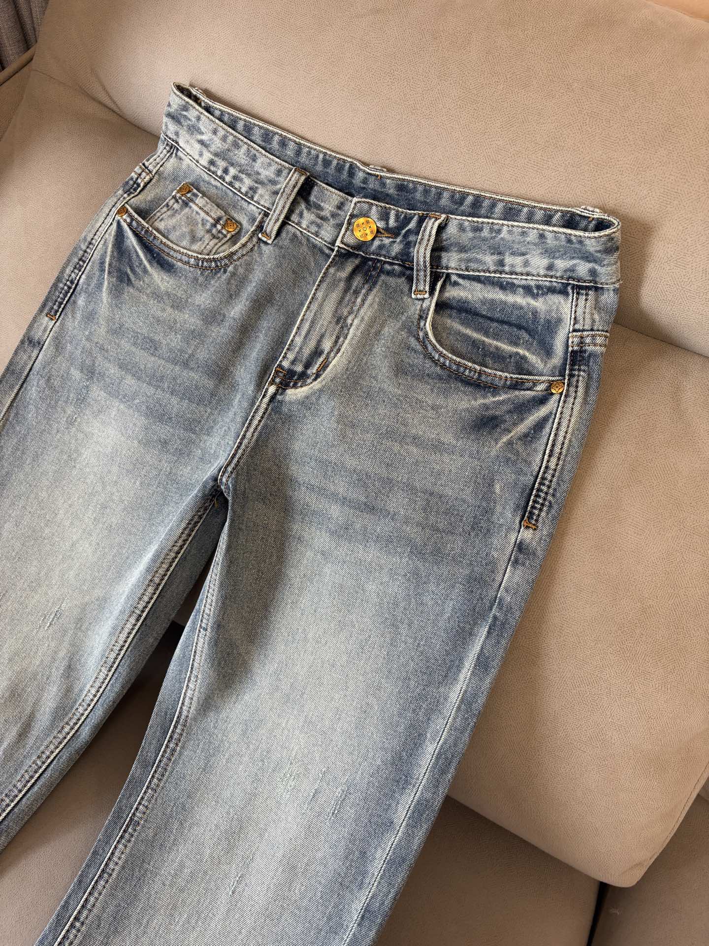 专柜🆕2026春夏设计推荐 热卖牛仔裤🆕柔软亲肤面料 奢华头层牛皮腰牌 经典蓝洗水 专柜限量款 奢华感订