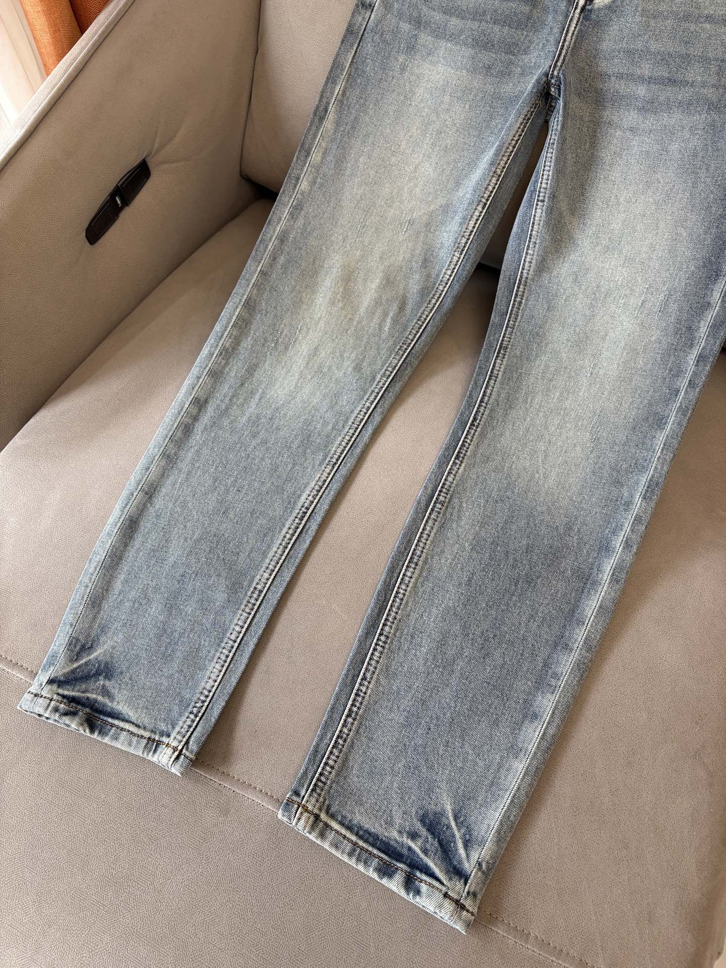 专柜🆕2026春夏设计推荐 热卖牛仔裤🆕柔软亲肤面料 奢华头层牛皮腰牌 经典蓝洗水 专柜限量款 奢华感订