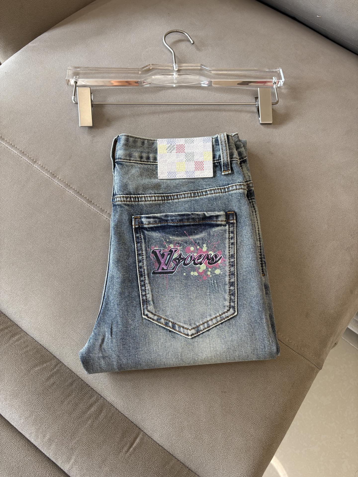 专柜🆕2026春夏设计推荐 热卖牛仔裤🆕柔软亲肤面料 奢华头层牛皮腰牌 经典蓝洗水 专柜限量款 奢华感订